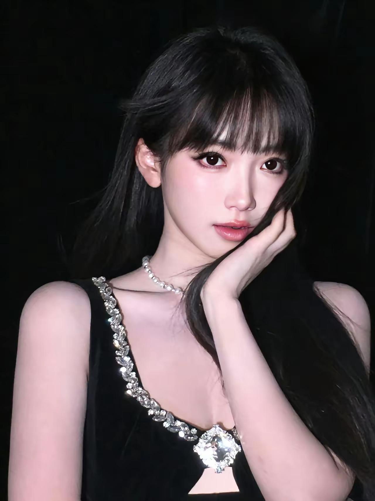 黑色系，原来[送心]田曦薇也可以不那么“甜”，甚至还可以有点——“凶”[尬笑]