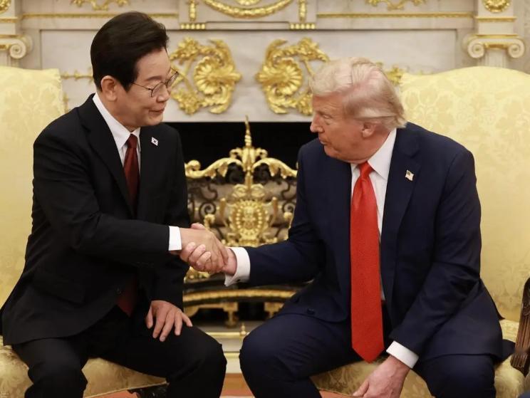 突发！韩国爆发反美示威，民众冲击美韩首脑峰会会场，与警方激烈冲突

据韩联社报道