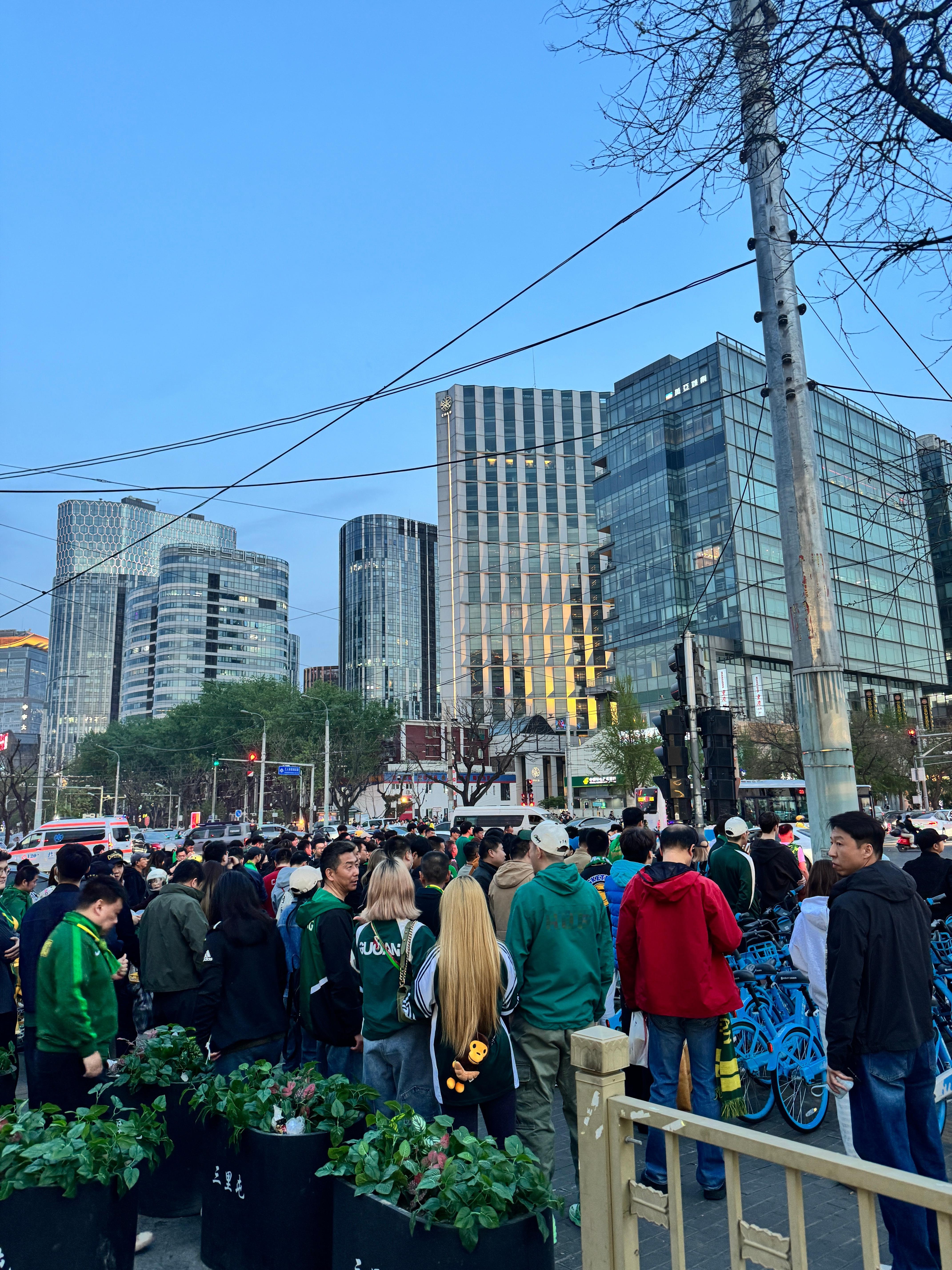 刚路过工体看见一片绿，今天是有球儿赛吗？ 