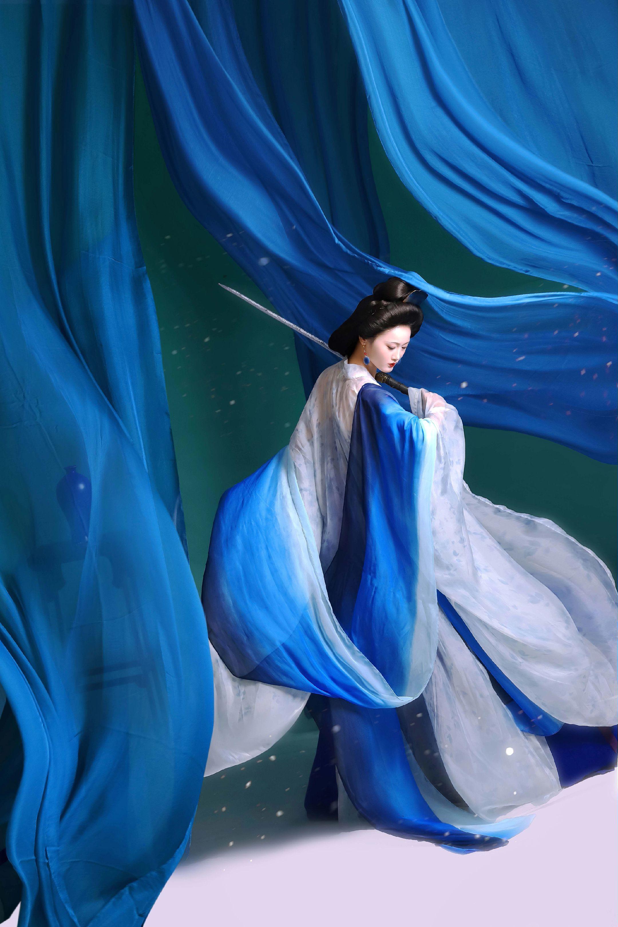 中国传统色——湛蓝。