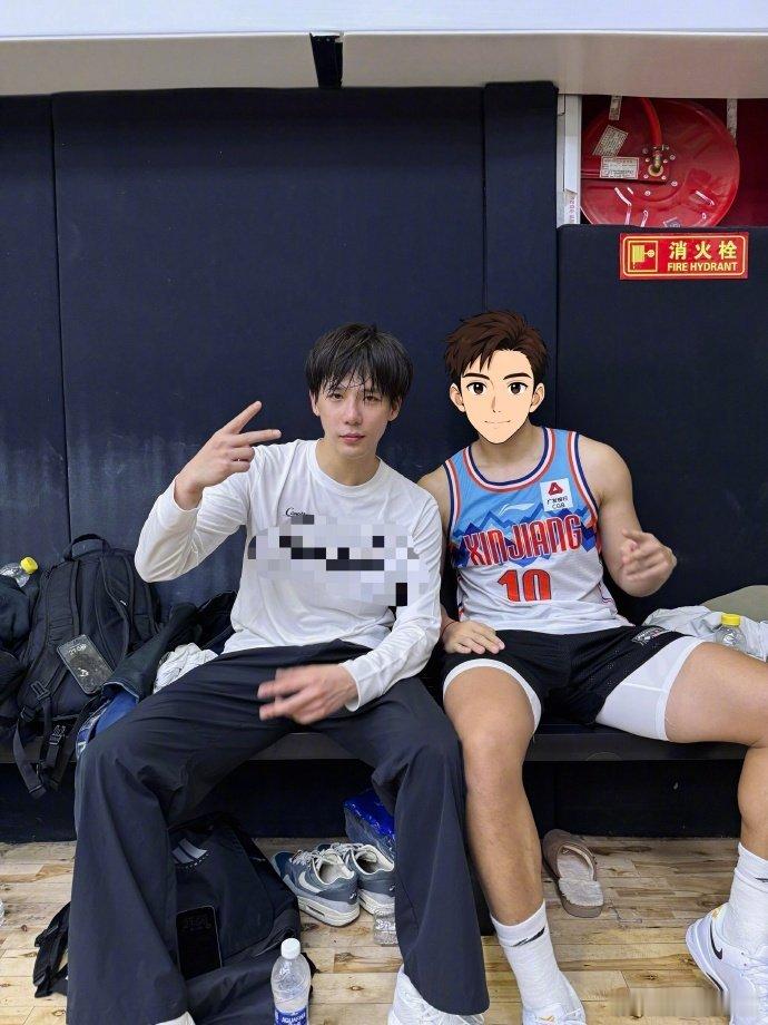 网友篮球场偶遇王安宇，头发湿缕盖眉骨，素颜脸泛热红，眼神懵懵的超帅～ 