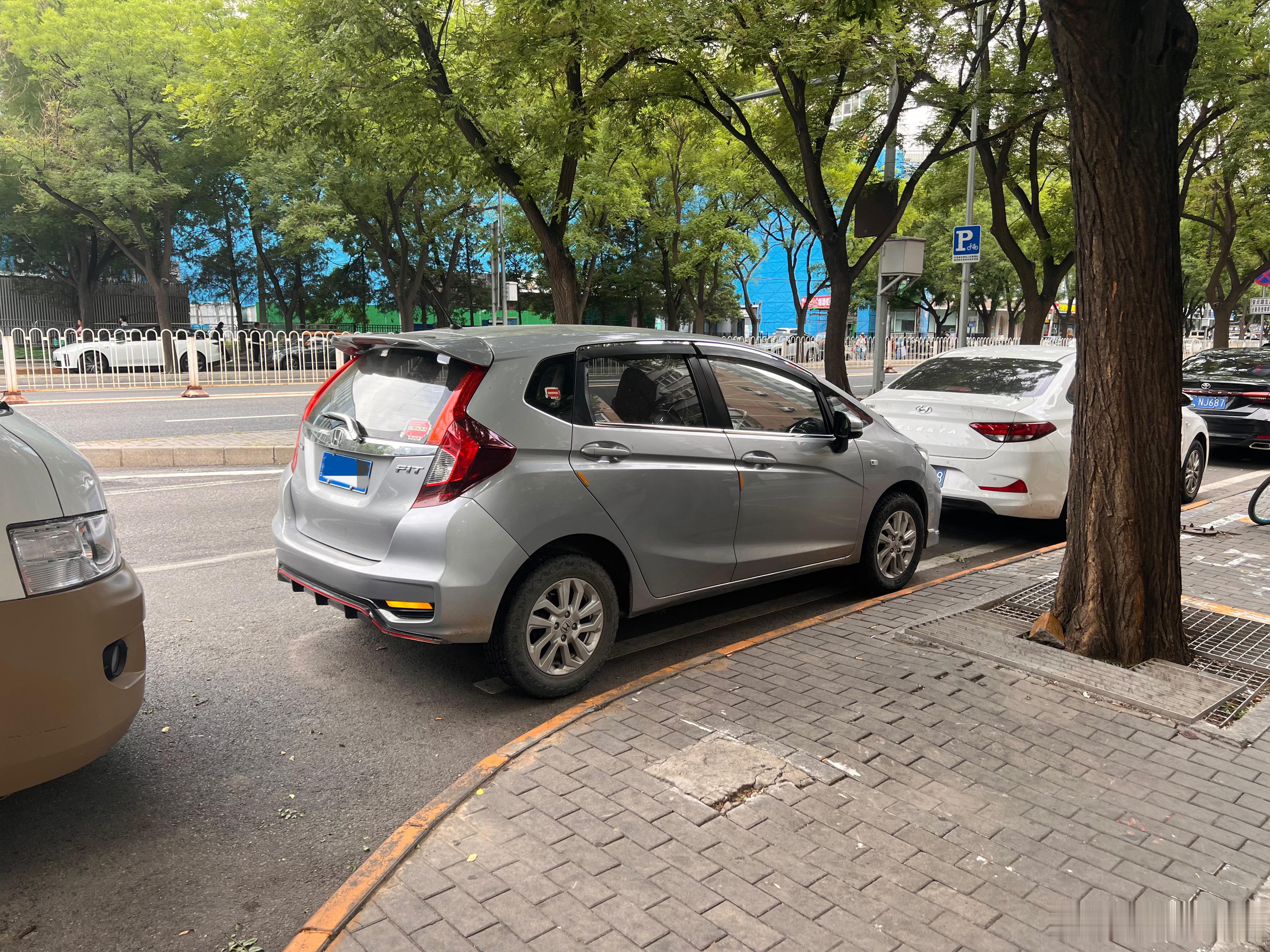 这飞度的底盘高度和轮胎花纹，一看就不简单啊…… 北京