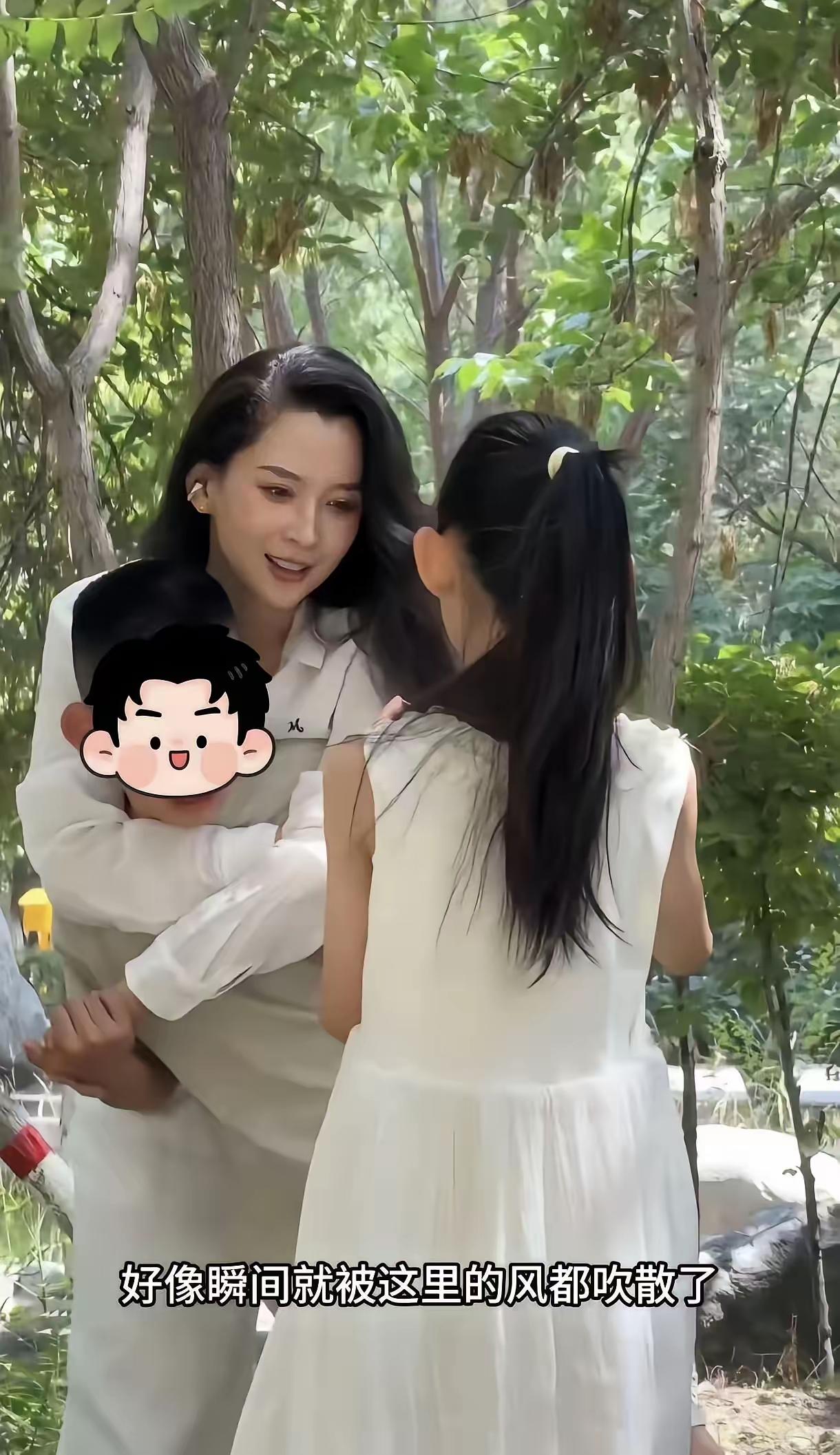 汪峰女朋友森林北自驾独库公路。
果然是一个很有魅力的女生啊，竟然可以自己带着两个