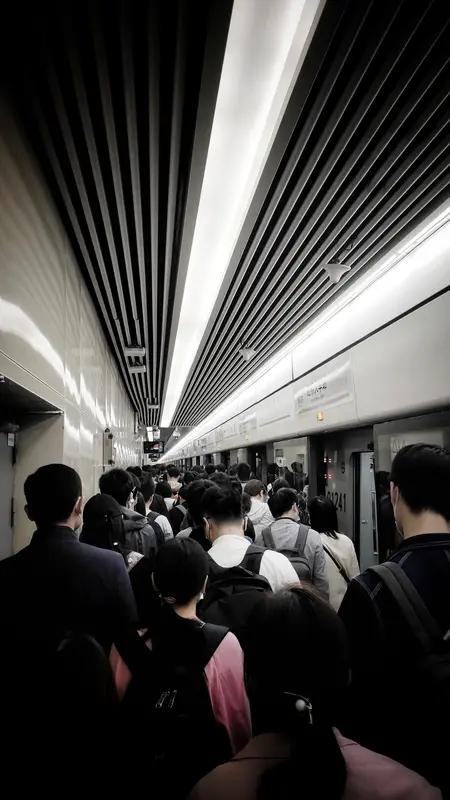 留在大城市打拼的成年人，一半坚强，一半心酸
 
每一座繁华的大城市，灯火璀璨、车
