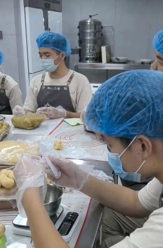 福建一孤独症机构中秋节前接了一200盒月饼的订单，20多个孤独症孩子辛苦做好，谁
