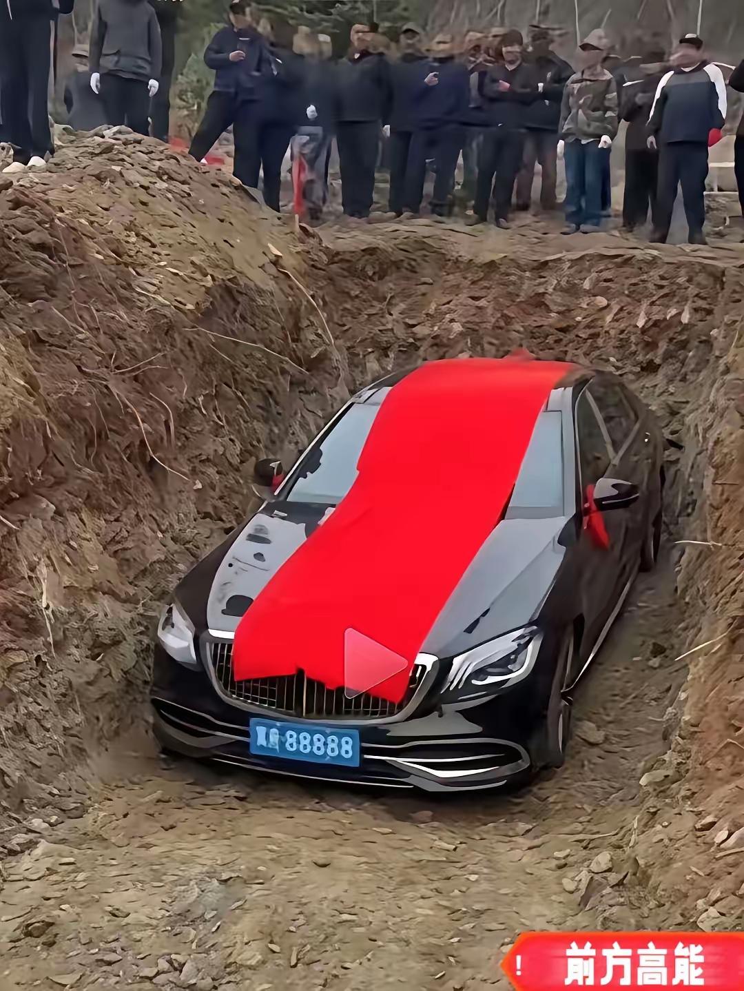 真是大手笔！也真是愚孝！奔驰车埋下去肯定是违法违规。老爷子喜欢奔驰弄个纸糊的就是