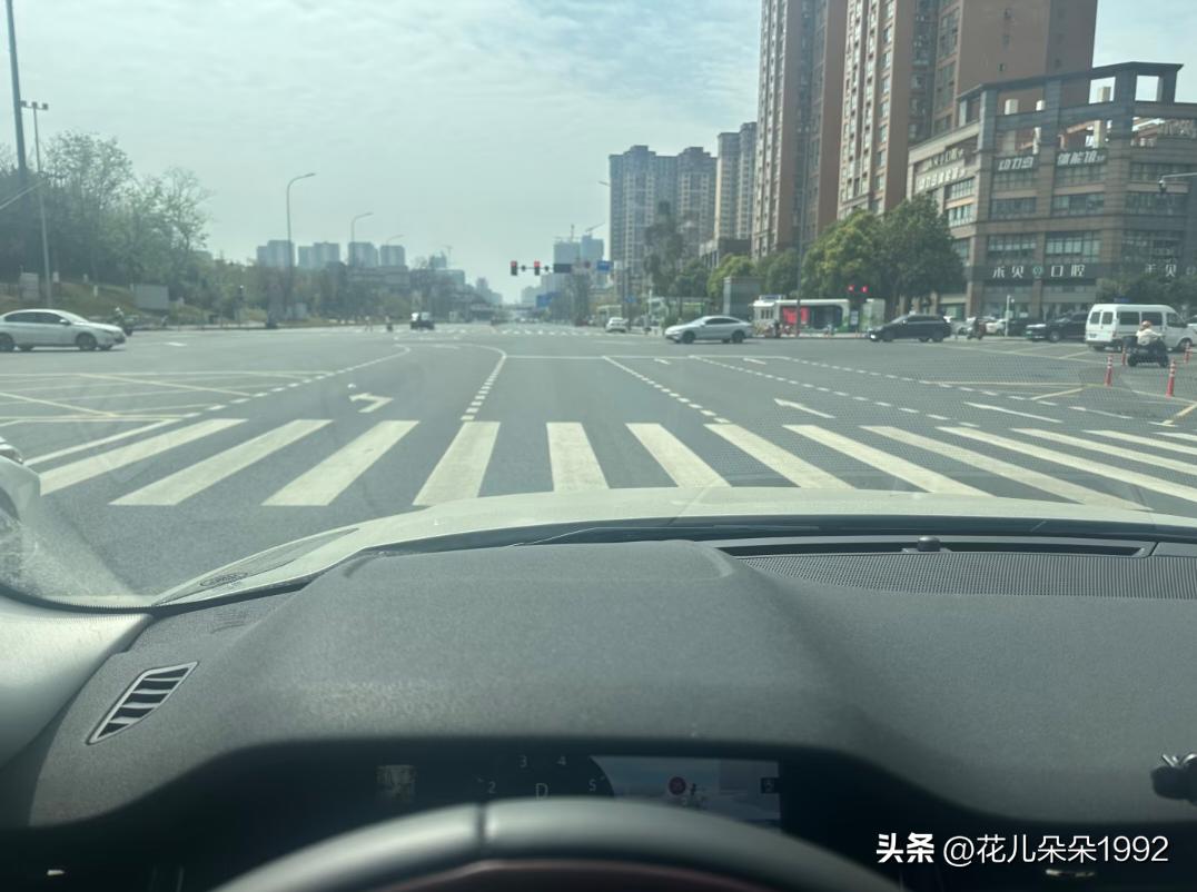 我前面这个格子到底是啥？
可以待行待转吗？我这条道是直行➕左转道，左边是仅左转，