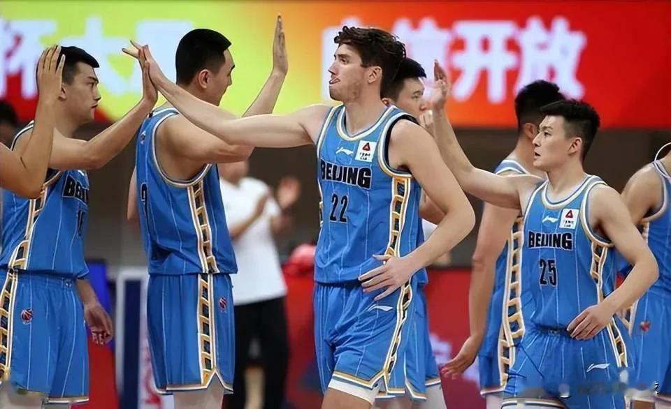 新赛季CBA的最大黑马已经浮出水面：在今天短短一天时间内，北京男篮先是成功签下周
