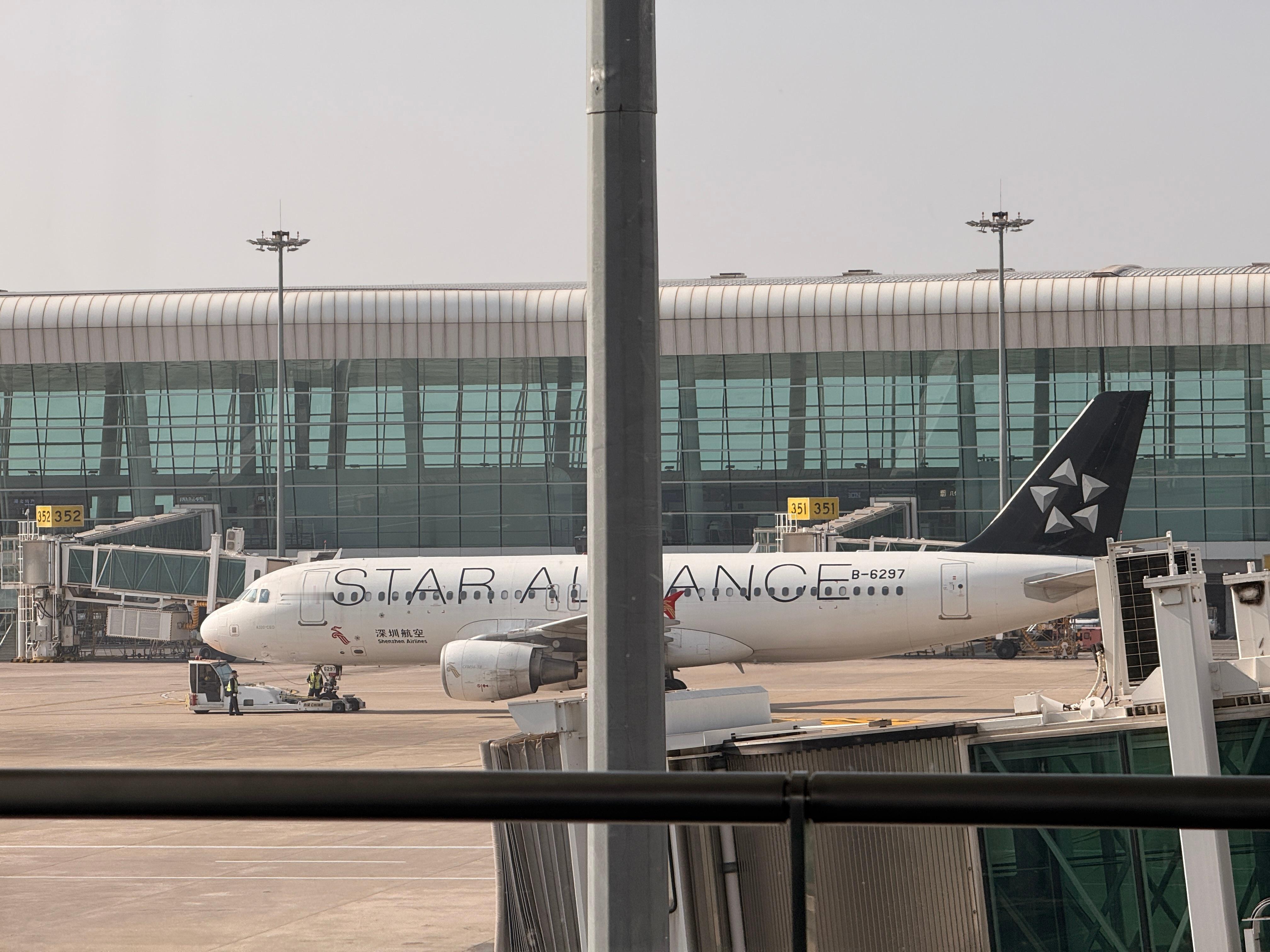 这个点到机场总有一种出差的错觉但其实是要去新疆过年了PS：了解我们的朋友应该知道