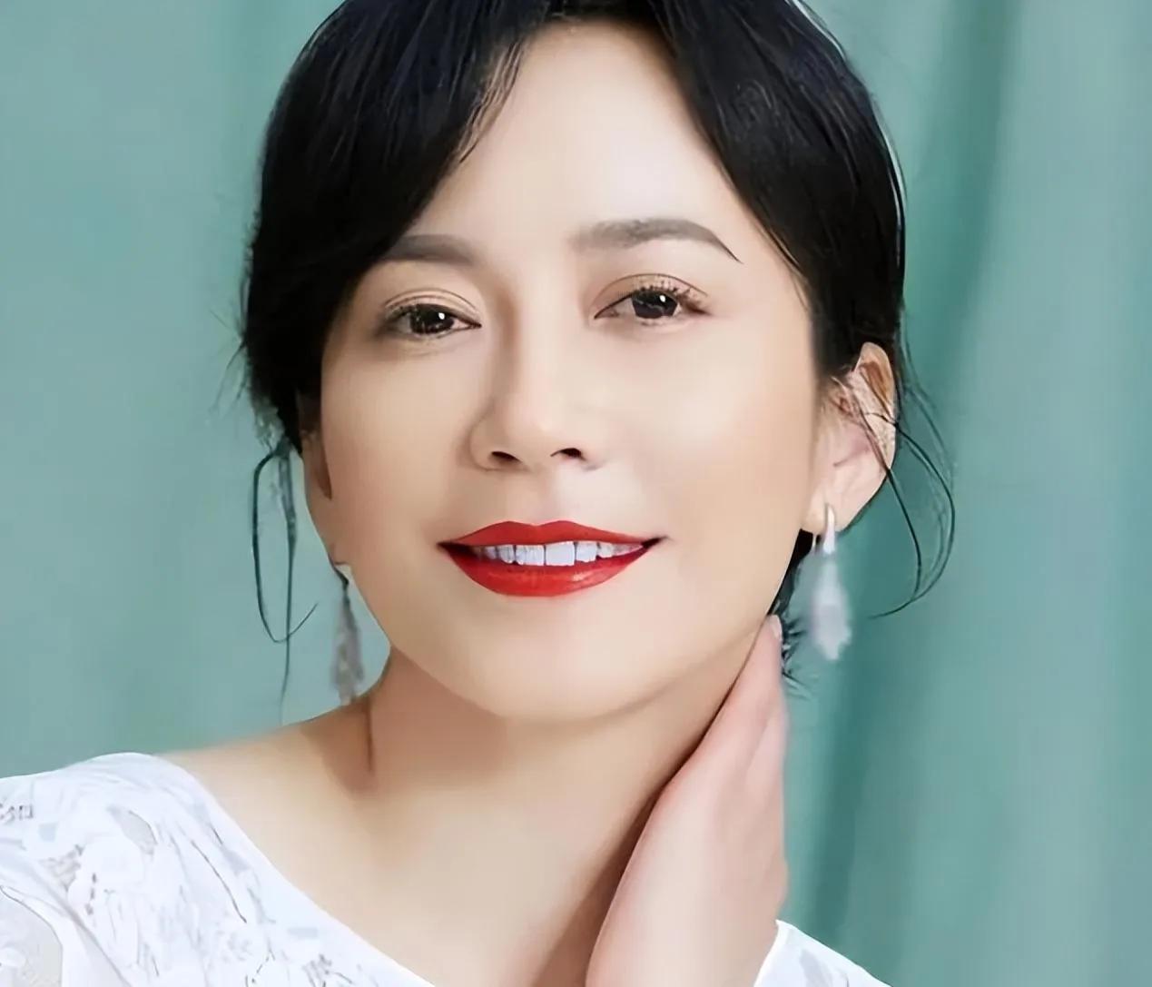 54岁的俞飞鸿，挣脱世俗枷锁，未婚未育却有一位相伴近20年的男人。旁人质疑这份关
