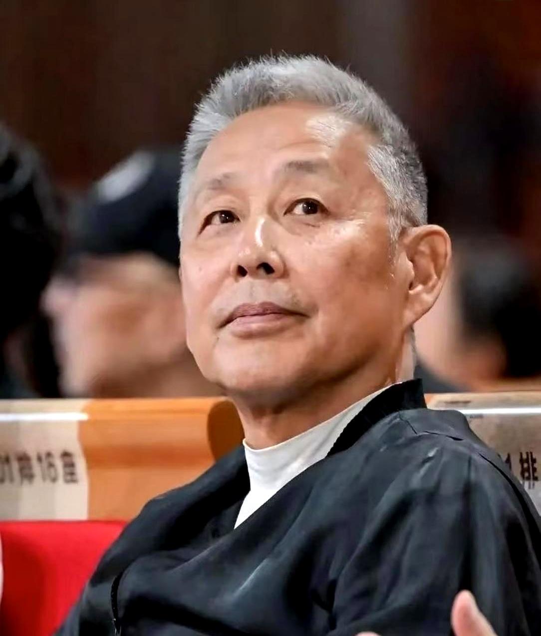 爷爷是清末举人，亲爹是燕京大学高材生，拿着这种妥妥的“少爷”开局，你能想象他被扔