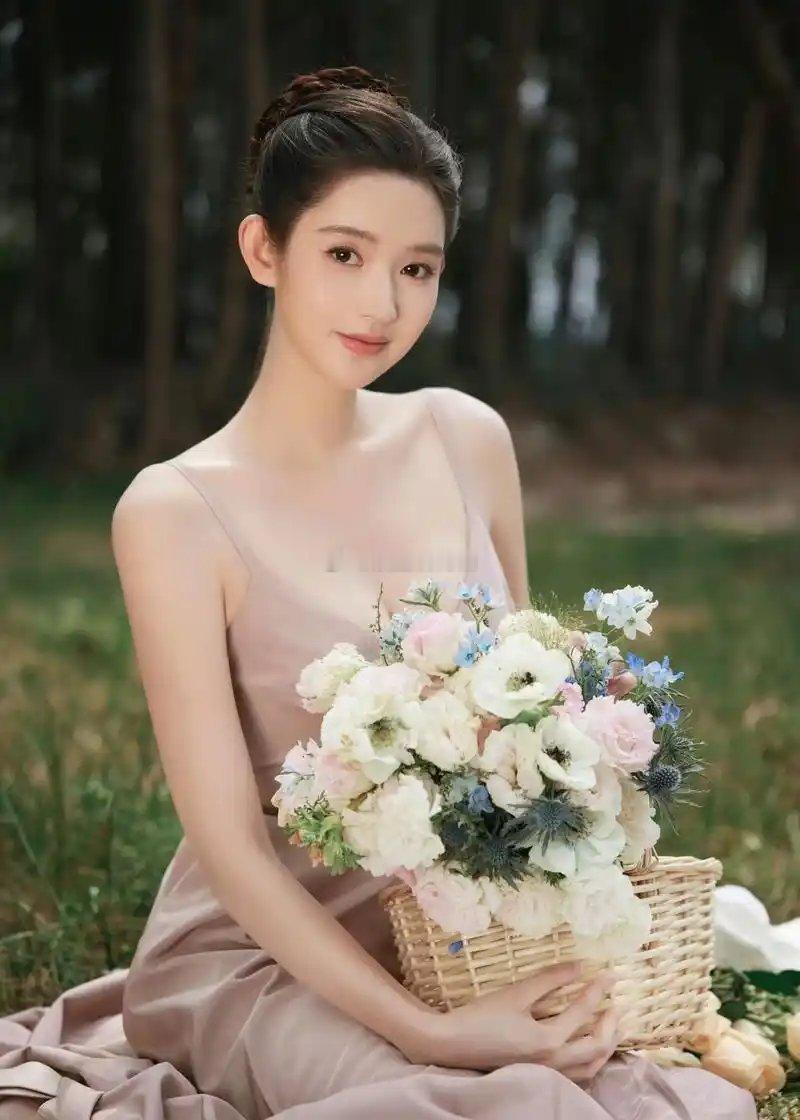 近期一些娱乐瓜🍉1. 成毅的三部剧拿下了三大平台云包场冠军呢，这数据相当厉害。