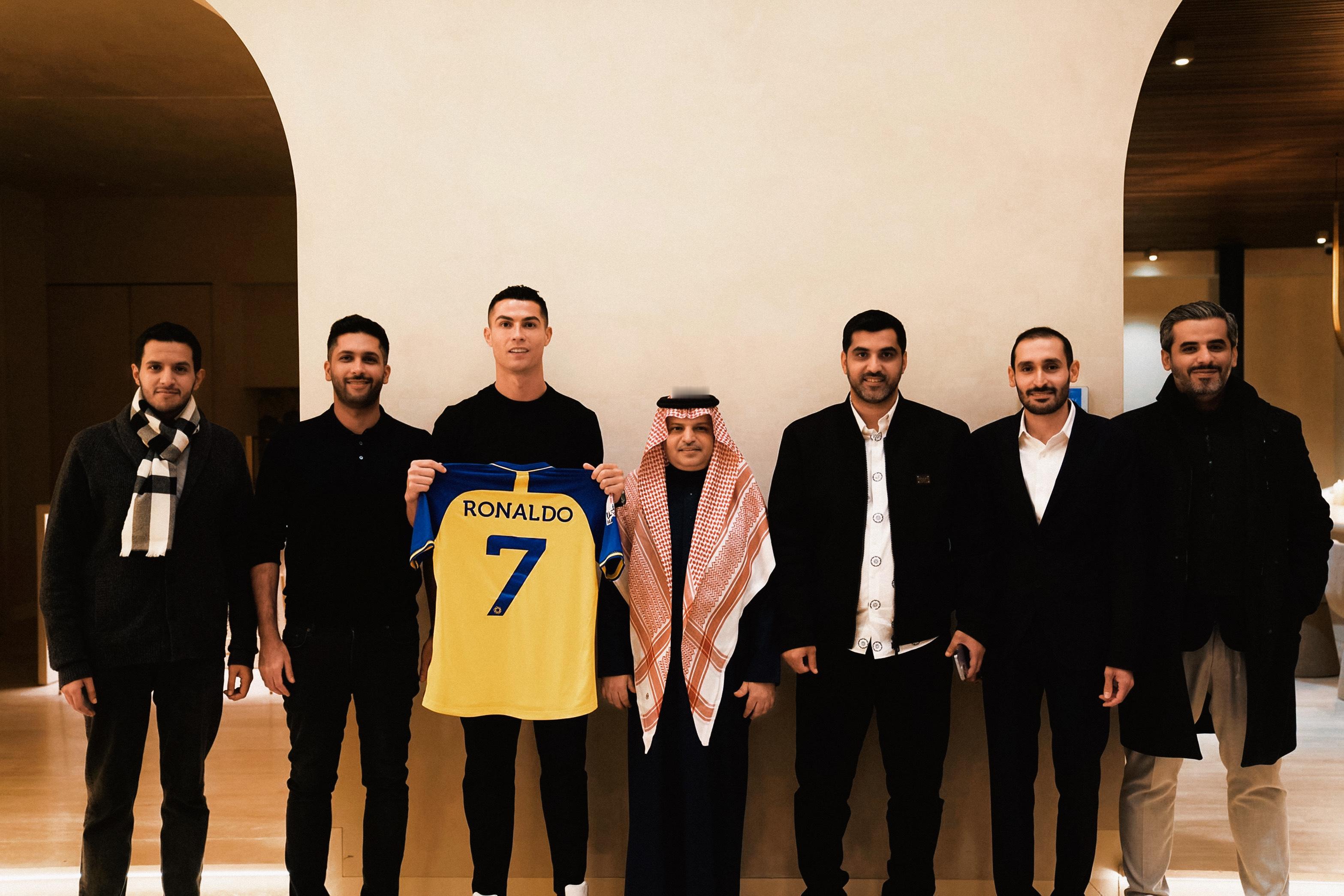 C罗C罗日常 🛑 关于C罗转会利雅得胜利那张伟大的全阵容合照，你认识几位？🔵