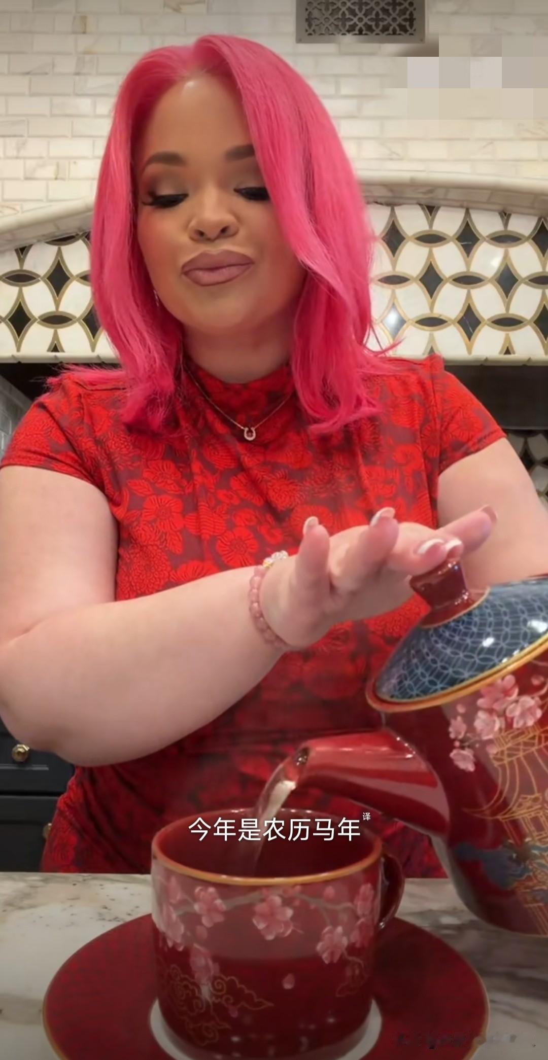 外网千万粉丝量的欧美大网红庆祝马年春节，并展示自己最近学习“成为中国人”的成果，