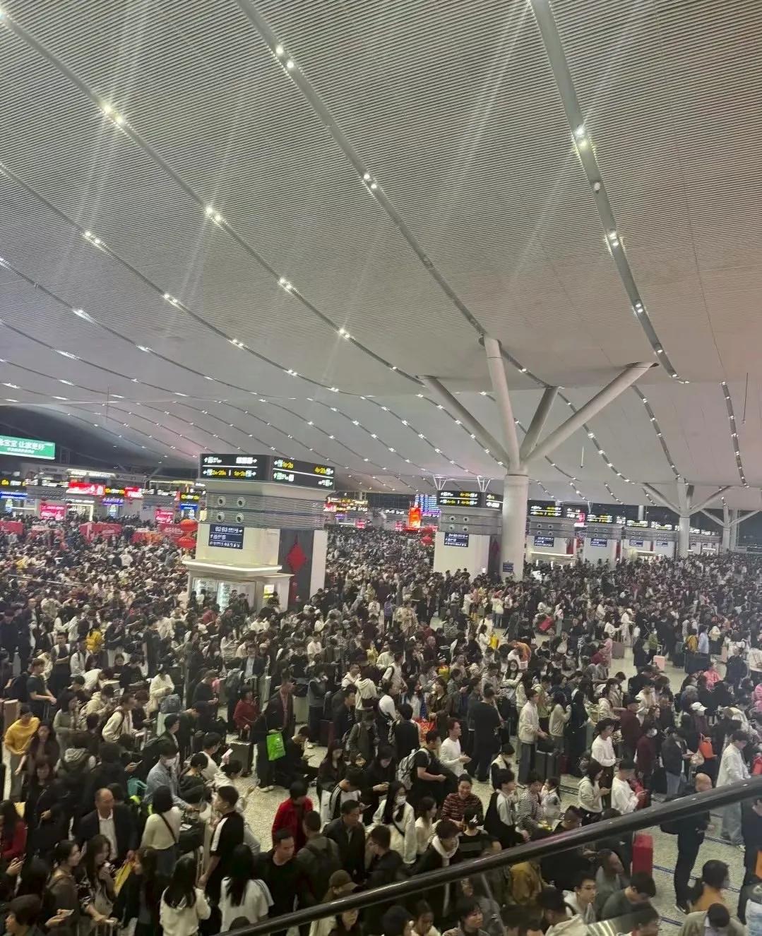 从深圳赶到广州，穿越重重人海终于成功上车。回家过冬不易呀[爆竹]（王乃童）