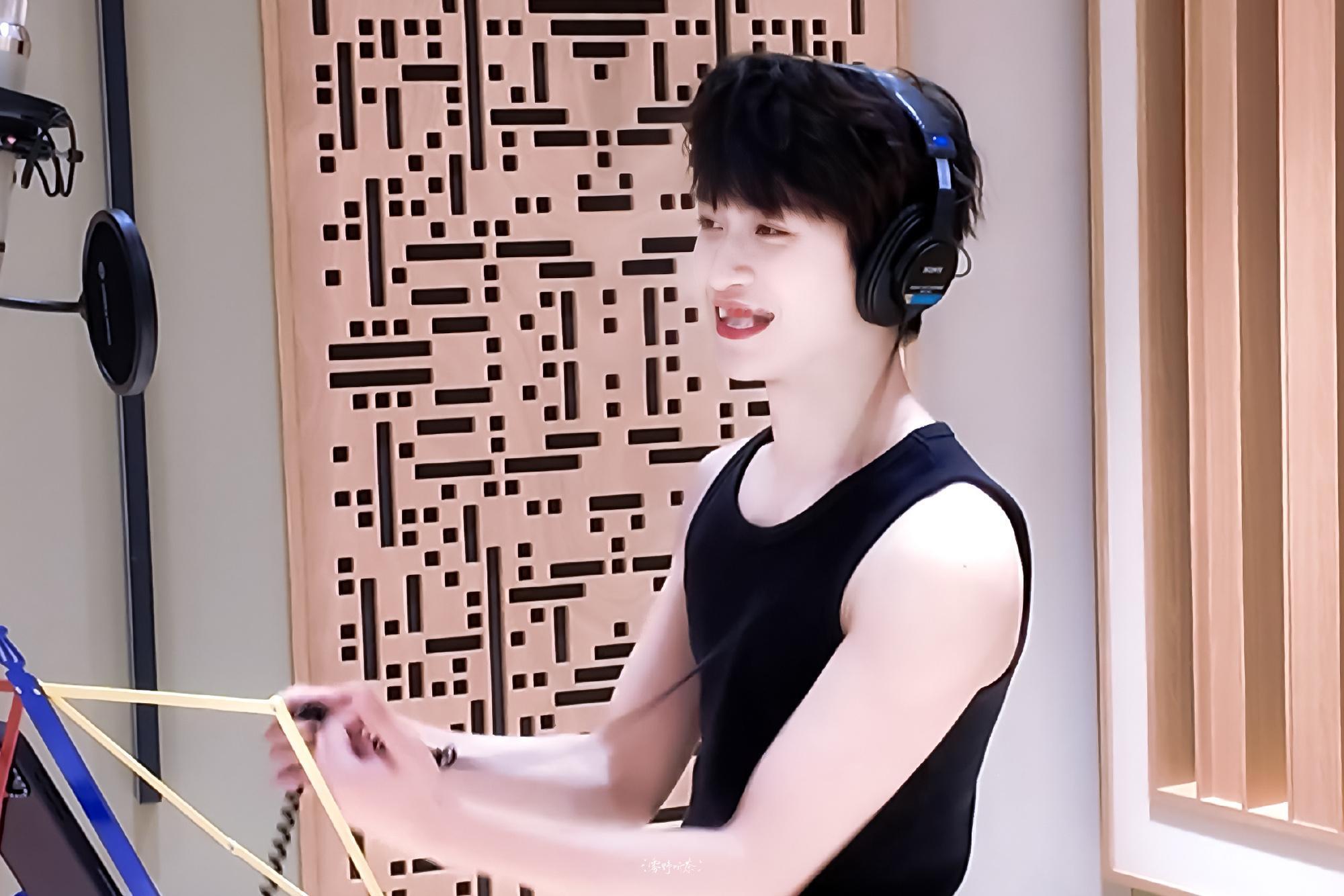 梓渝[超话] zy 新人演员梓渝你是星光，是秋天里的温柔坠落。​​​