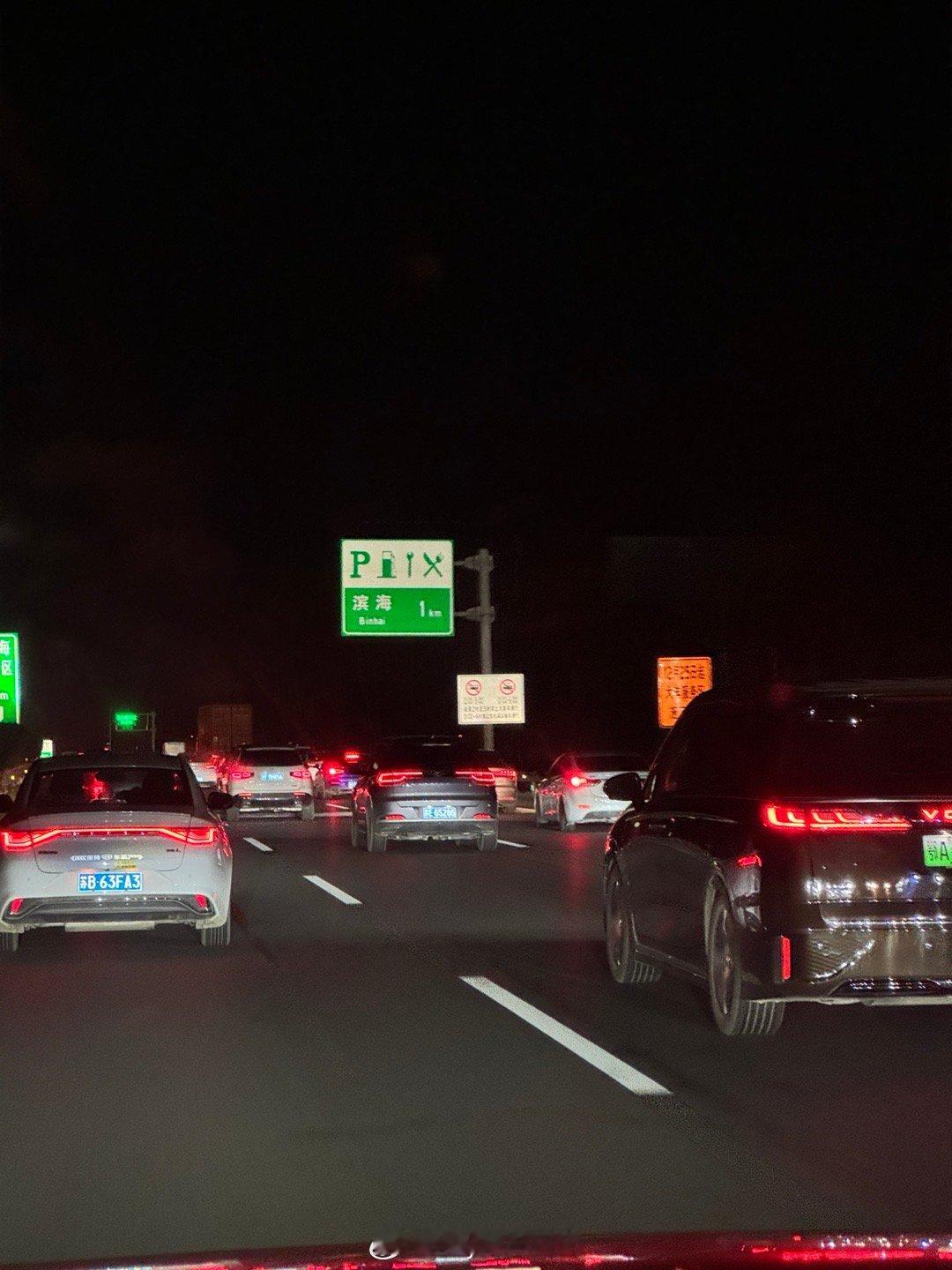 谁能想到，五公里堵车的源头竟然是排队进不了服务区的车流… 