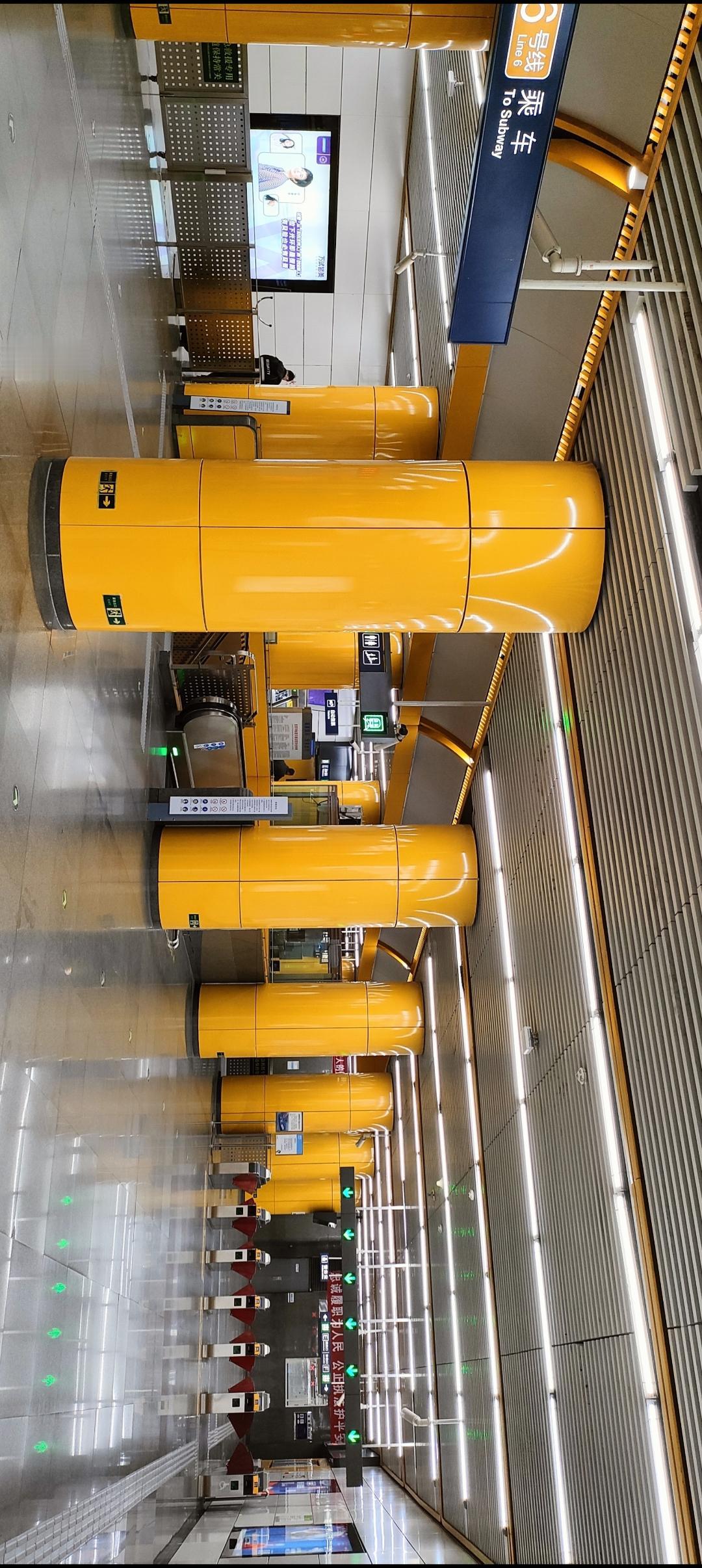 色彩斑斓的地铁站，黄蓝相间，充满现代感！