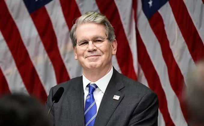 美国的狐狸尾巴终于露出来了！美国财长贝森特透露，伊朗石油将用美元结账，俄罗斯也可
