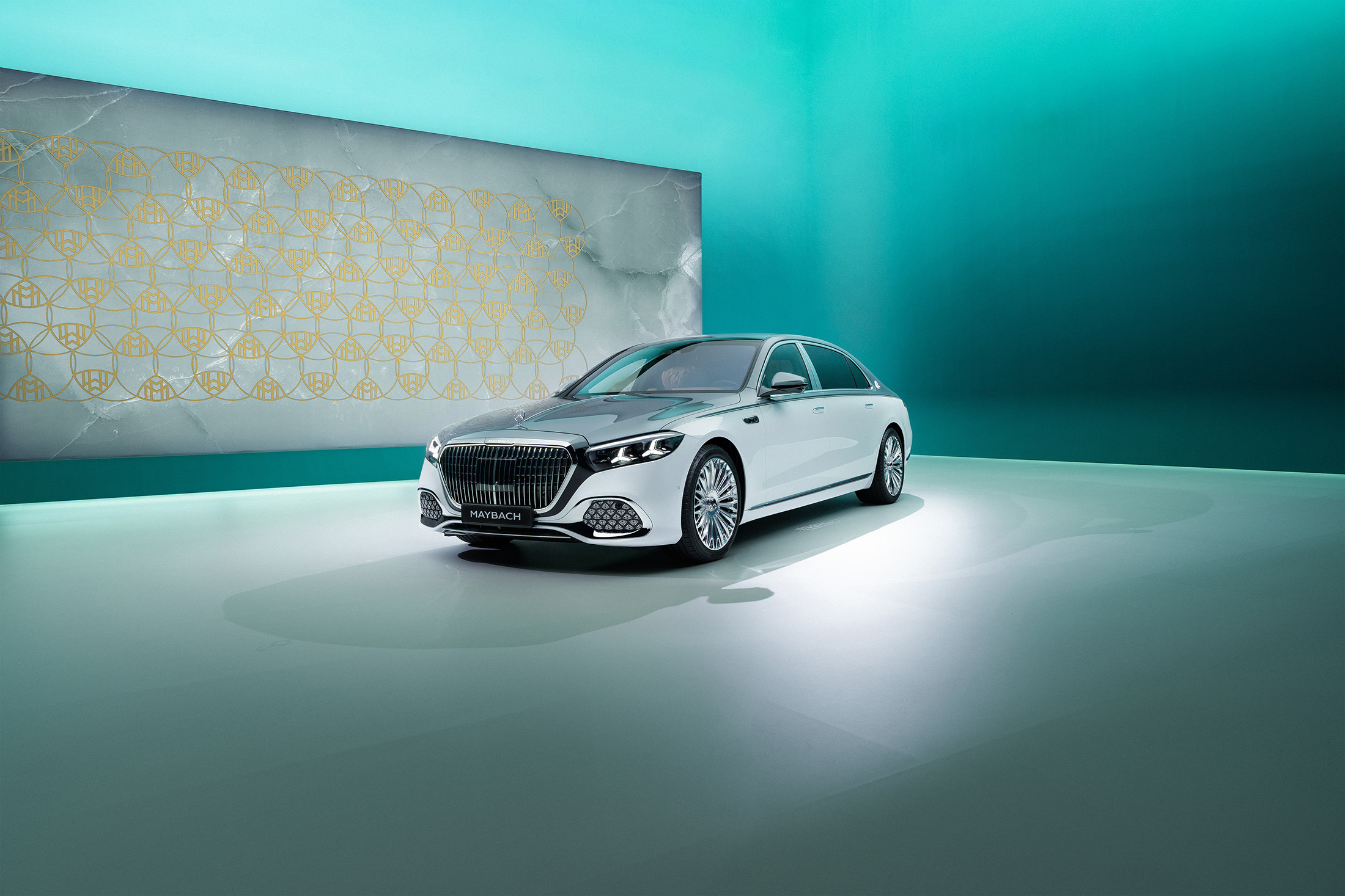 奔驰的阵仗真够大的，在北京车展上拉来了快40款车型，根本看不完奔着新车看的话，可