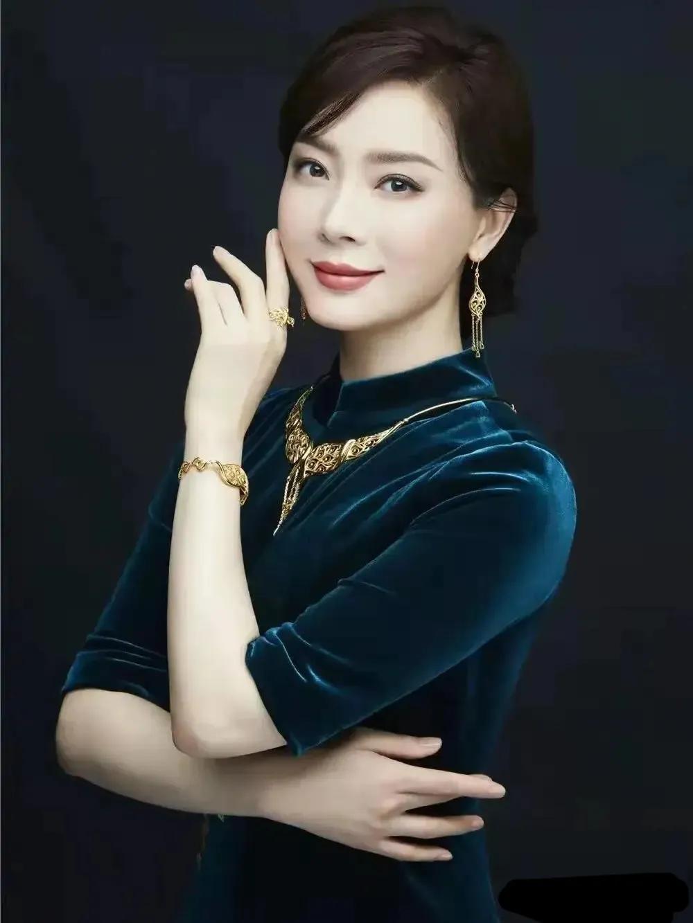 陈数身着蓝 velvet 长裙，佩戴金饰，优雅迷人。