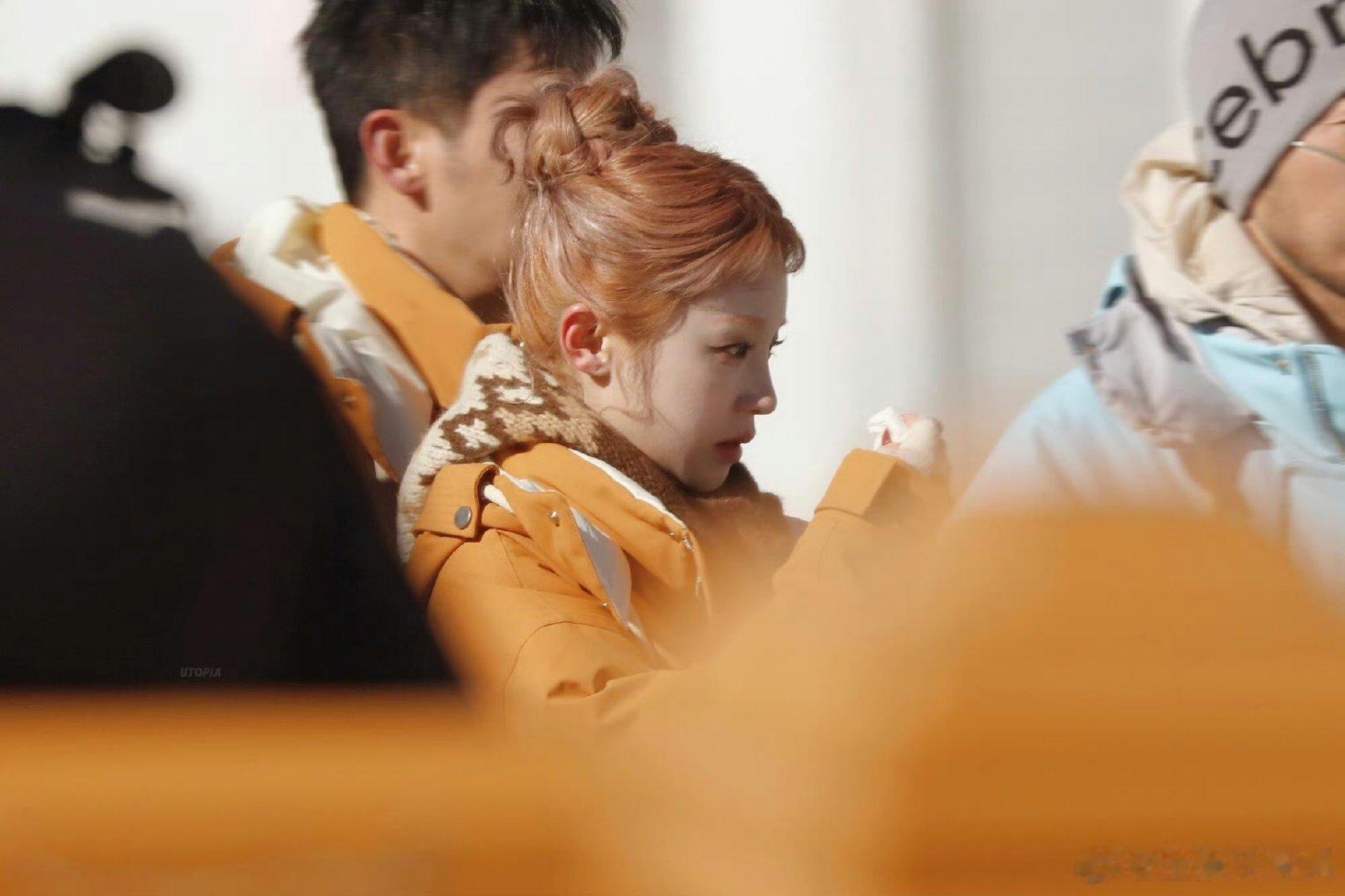 跑男路透里的名场面！当国歌奏响，五星红旗缓缓升空，白鹿的泪水悄然滑落，这份不加修