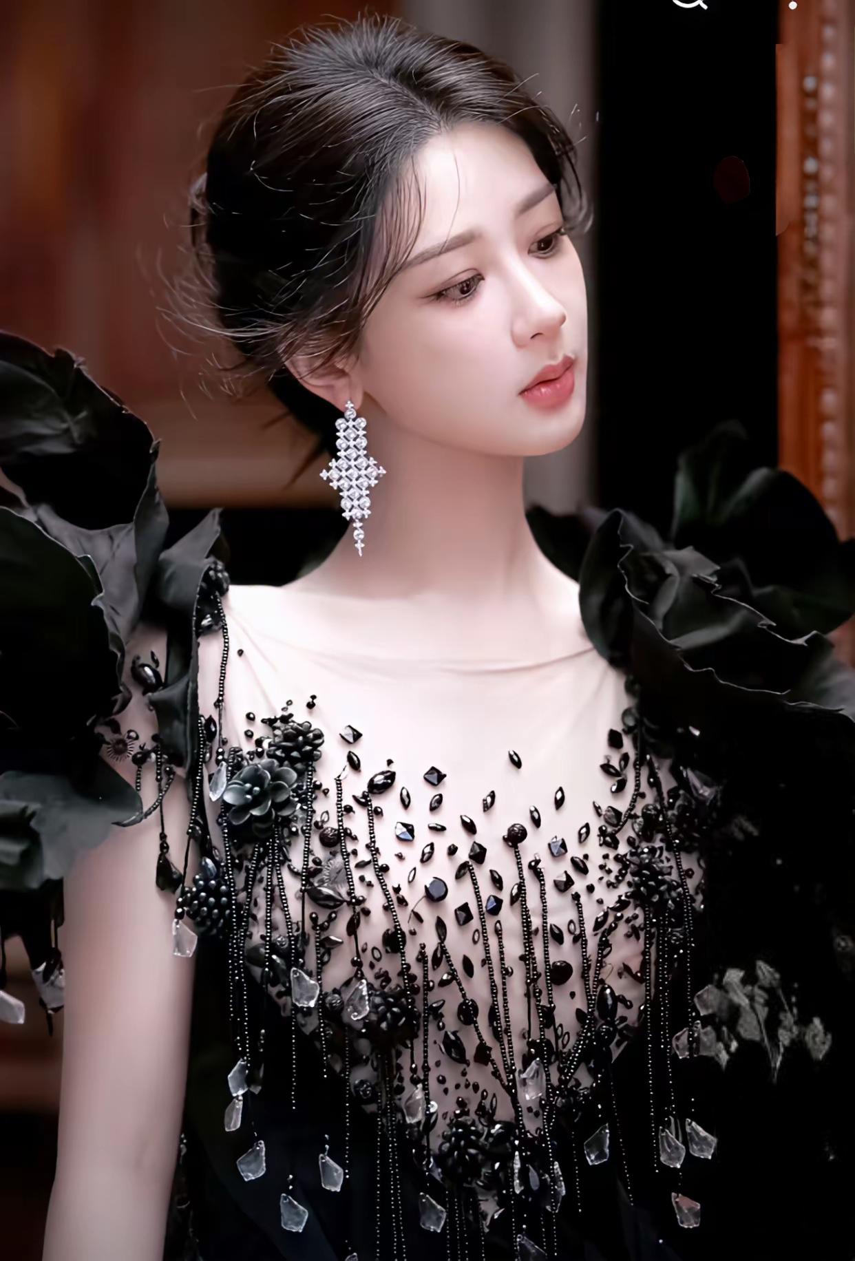杨紫太适合穿这套黑色晚礼服了，好有气场杨紫容貌变化 杨紫巴黎生图 杨紫罗马造型