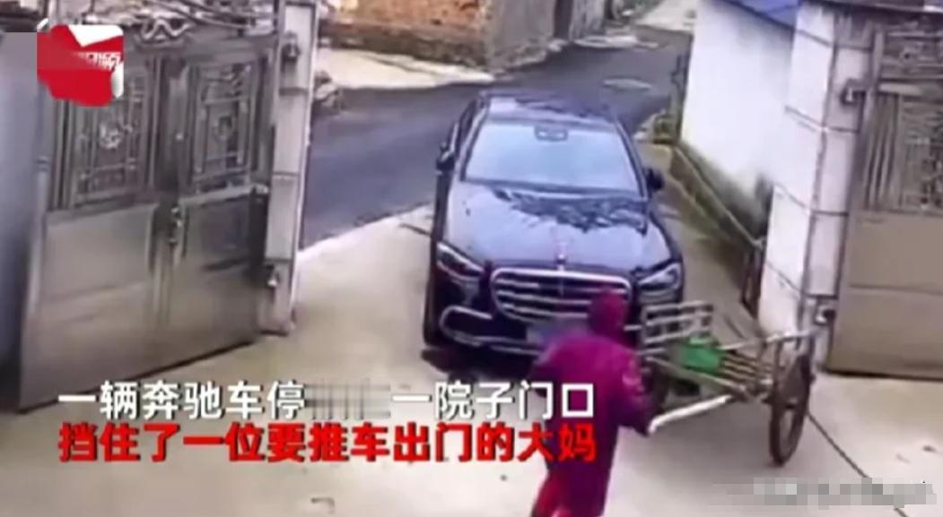 浙江杭州，男子花170万买了辆奔驰回家过年，大年三十他把车往大妈家门口一停，就和