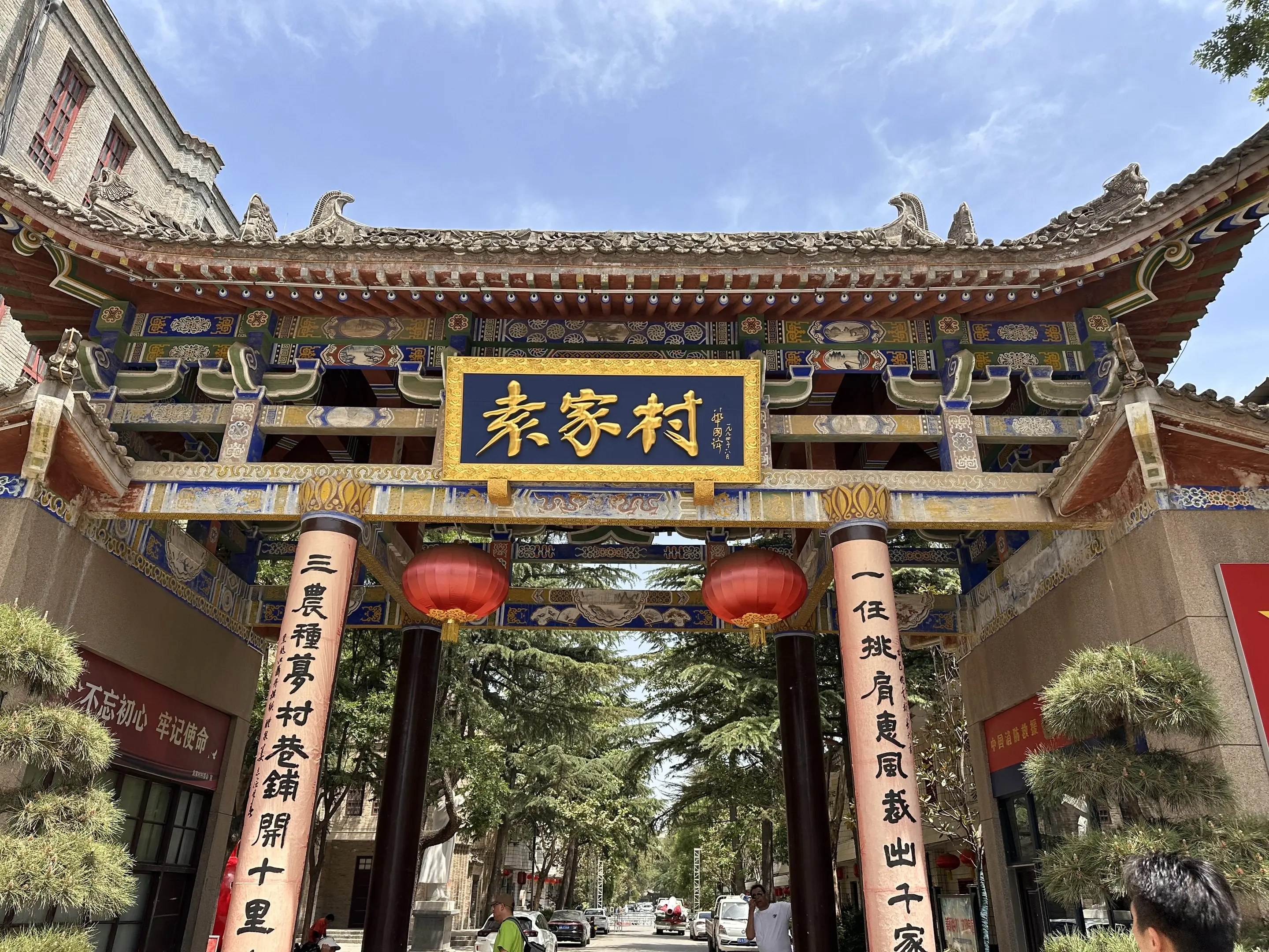 如果你不快乐，那就出去走走，世界这么大，风景很美，机会很多，人生很短...