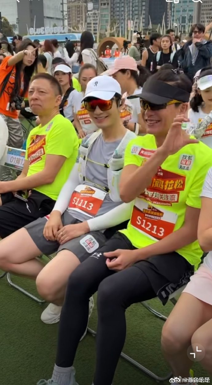 黄宗泽学黄晓明饭撒 香港站活动高光时刻，黄宗泽饭撒又自然又宠粉，谁看了不被戳中。