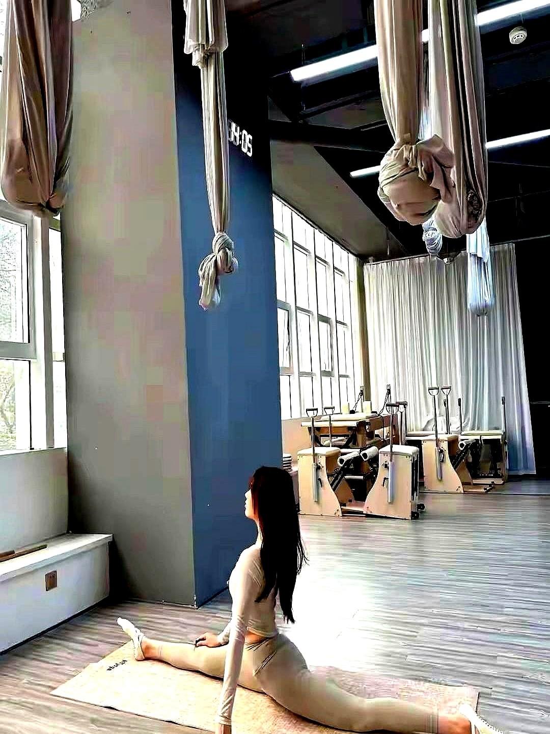 阿May把离婚协议夹在排课表底下，那张纸比她的瑜伽垫还薄，却压垮了三年的婚姻。