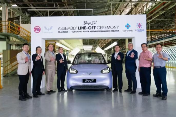 马来西亚首台五菱缤果量产下线，感觉可以定位高端了毕竟大马的电费太贵 