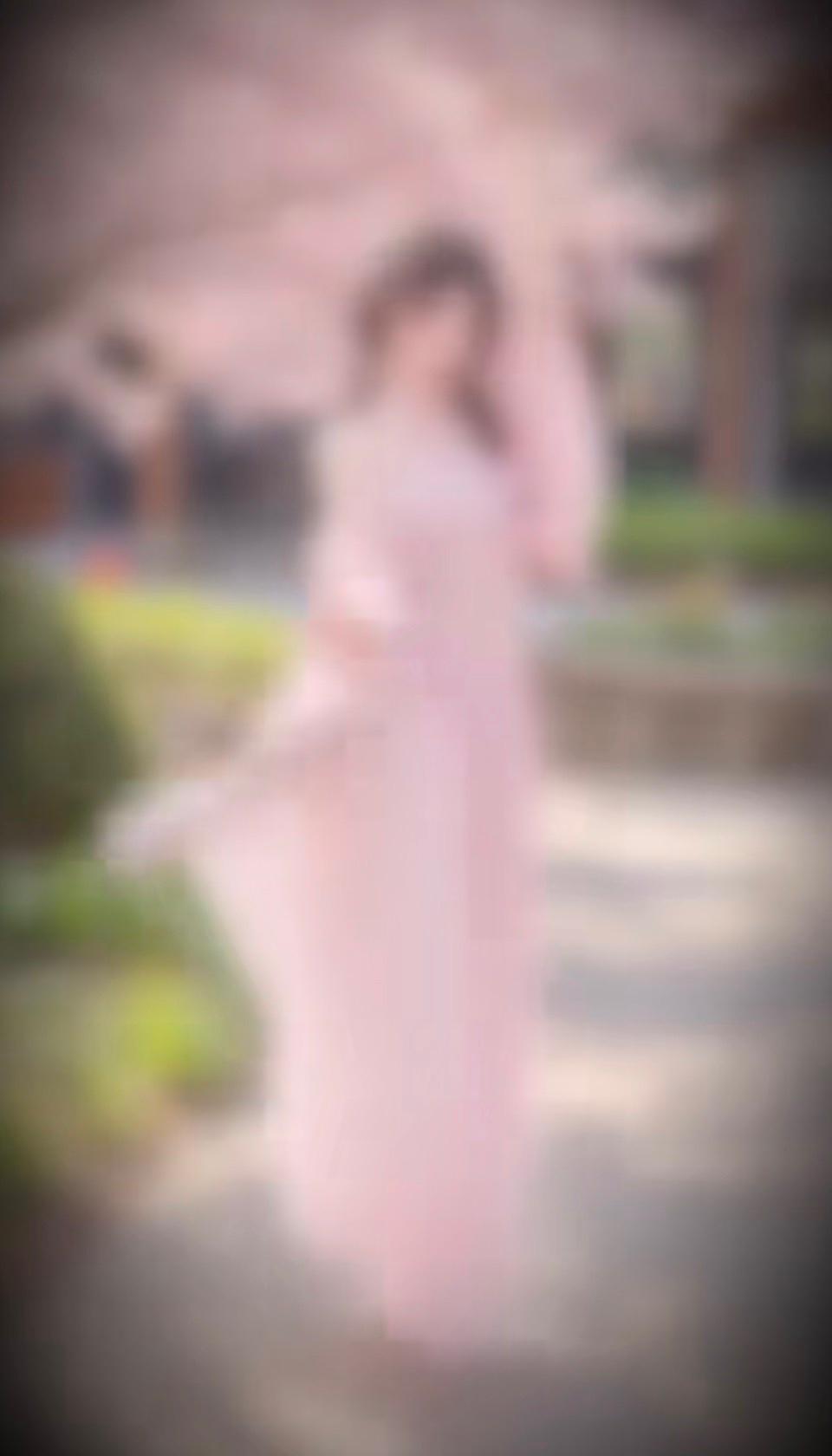 不必刻意追寻，这朦胧的光影里，藏着最诗意的人间四月天。
花在枝头，风在耳畔，而我