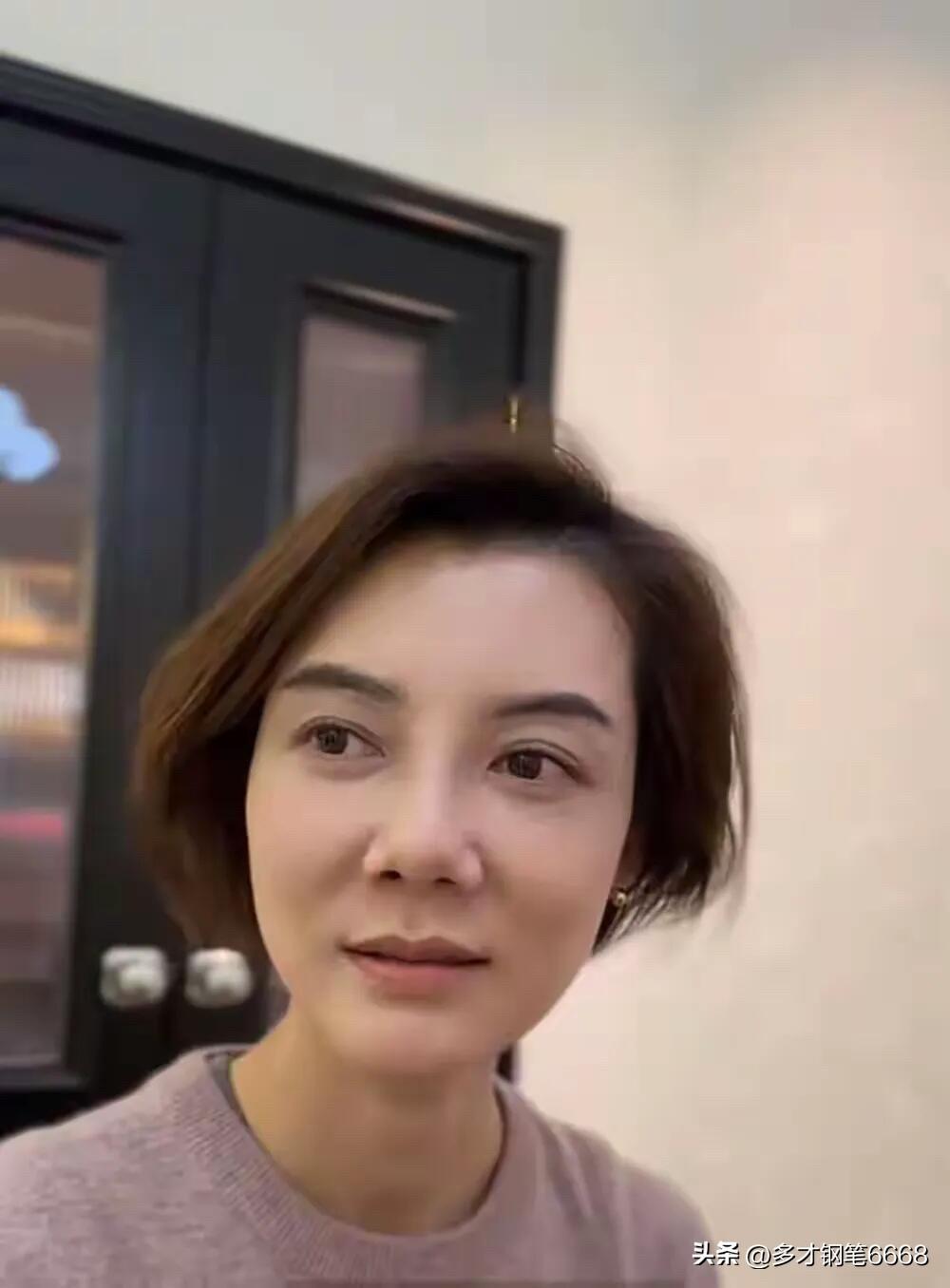 有没有发现，她现在的颜值还没有妈妈王丽云年轻的时候耐看，不是因为她年龄大了些，而