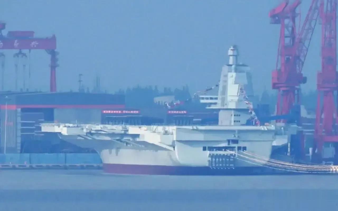 福建舰挂满旗，即将试航？
我们从网络上流传的照片没看到，福建舰现已悬挂满旗，从这