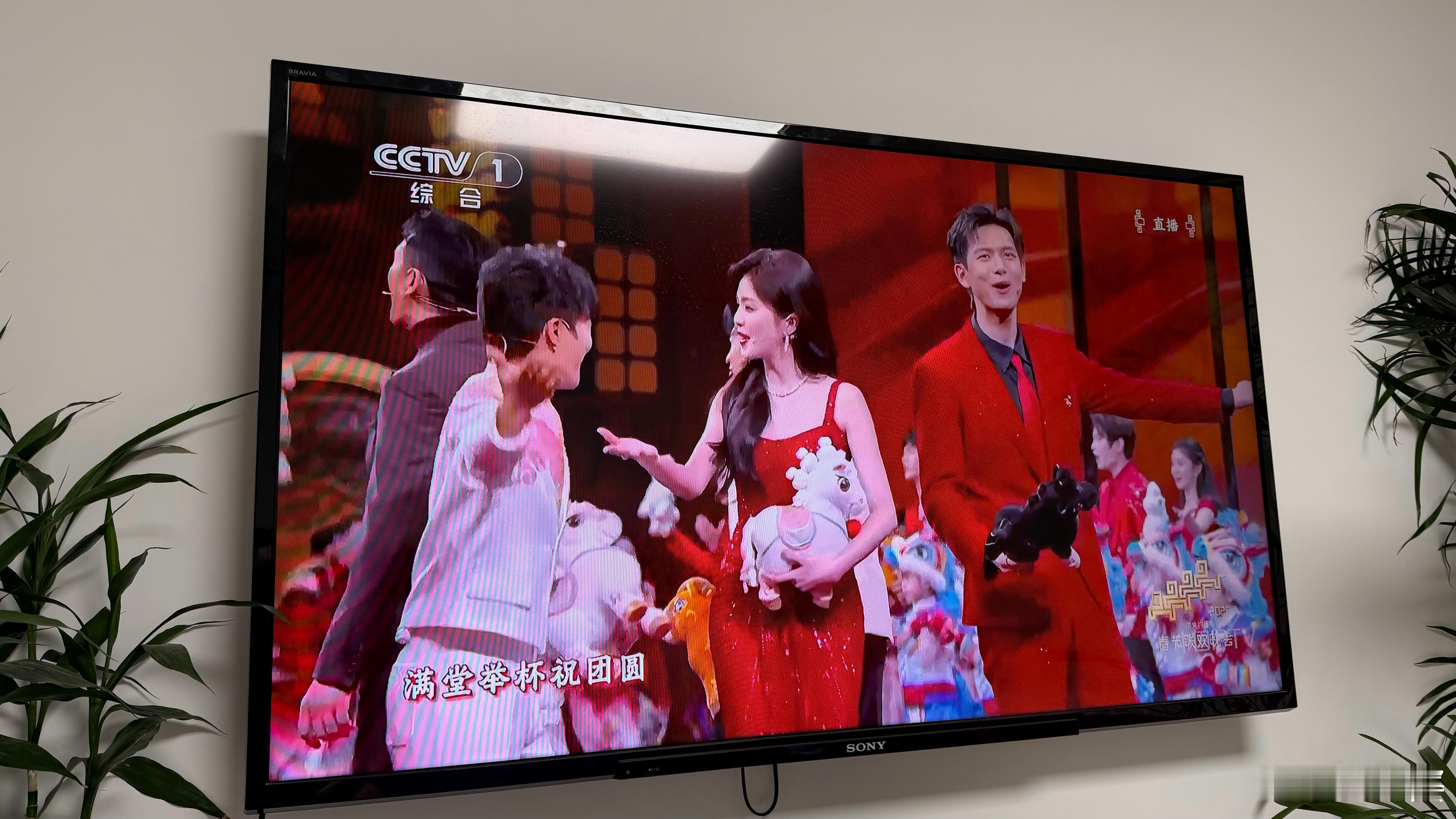 春晚段子大考春晚 周深和白鹿在春晚舞台上形象的诠释了“您先来…”的谦让涵义！李现