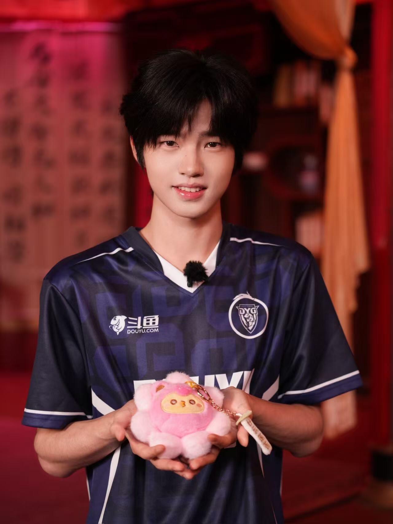 有人性的男的不会做出这种表情的