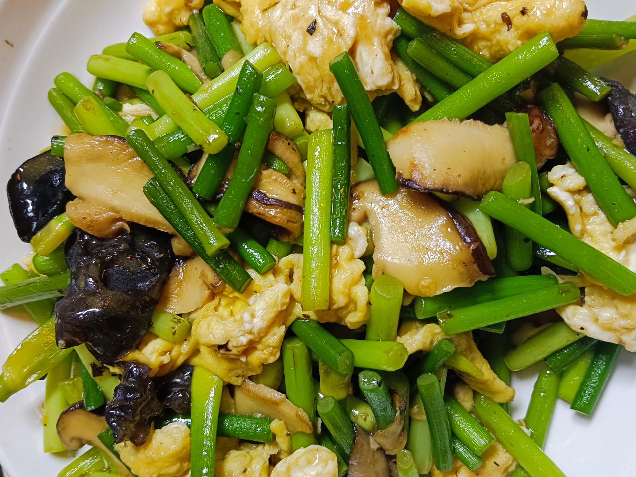 下午孙子就要放学回家了，我早早便把排骨炖上，各类配菜也都准备妥当，站在飘窗前，望