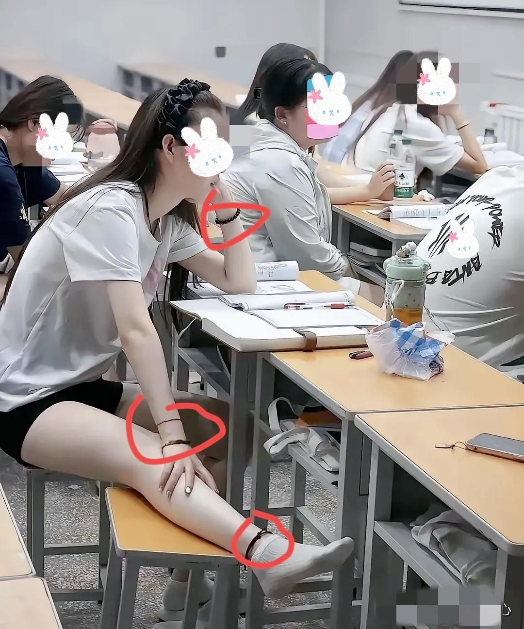 这是炫富吗？
实在看不懂了，
你看懂了吗？
一个美女大学生手腕上套了四根皮筋，还