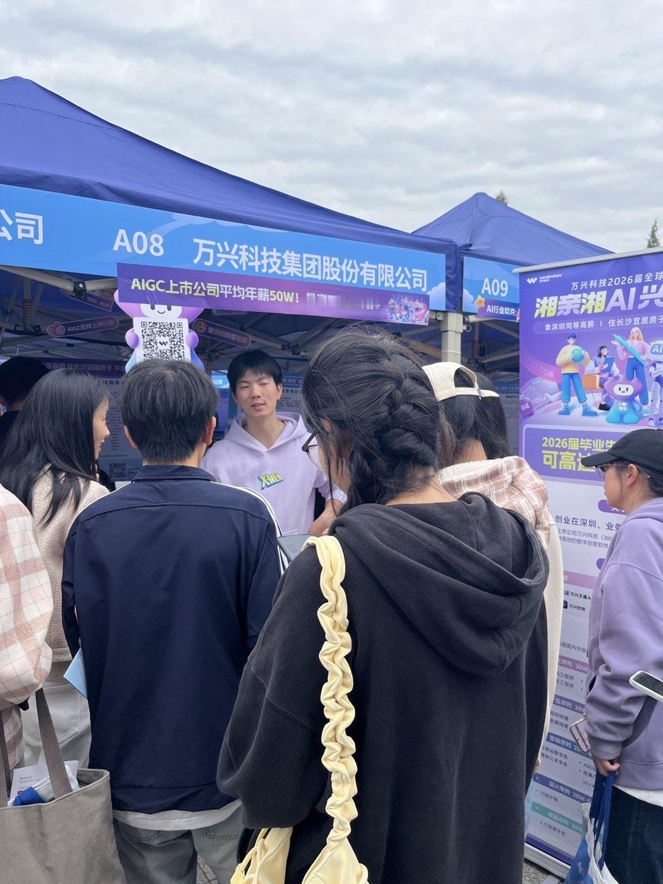 发现没？大模型最新的潮流，不是比谁更能聊天，而是比谁能真正“干活”。能规划行程、