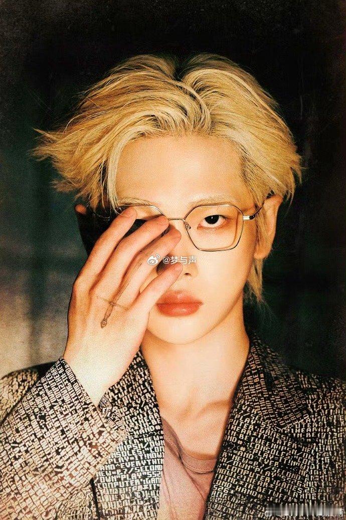 周震南 微博kid 看周震南抱玩偶的样子，突然懂了“微博kid”这个称呼的含金量