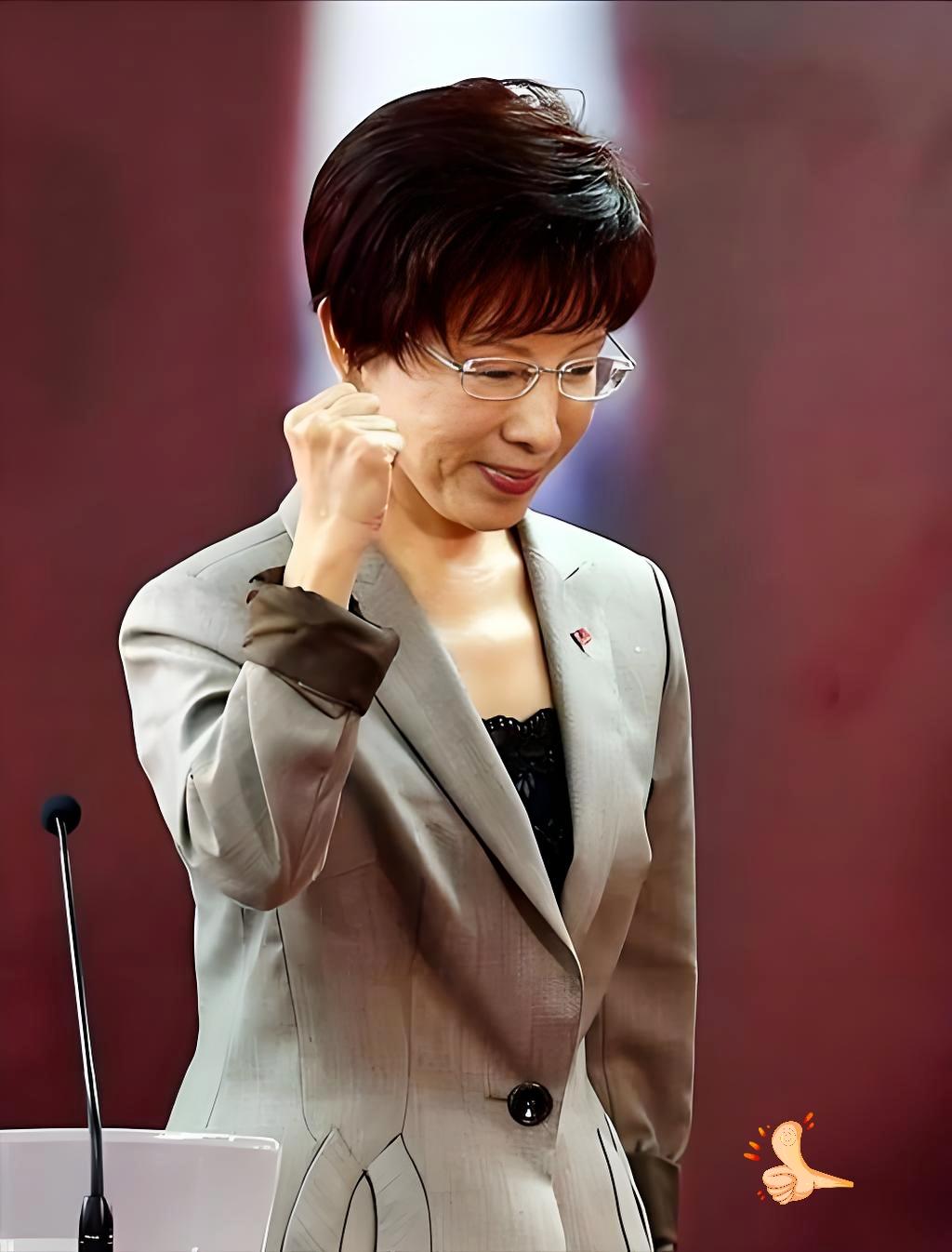 洪秀柱日前出席新书发表会，谈及相关人士争议事件时表示：这位资深前辈性子耿直直率，