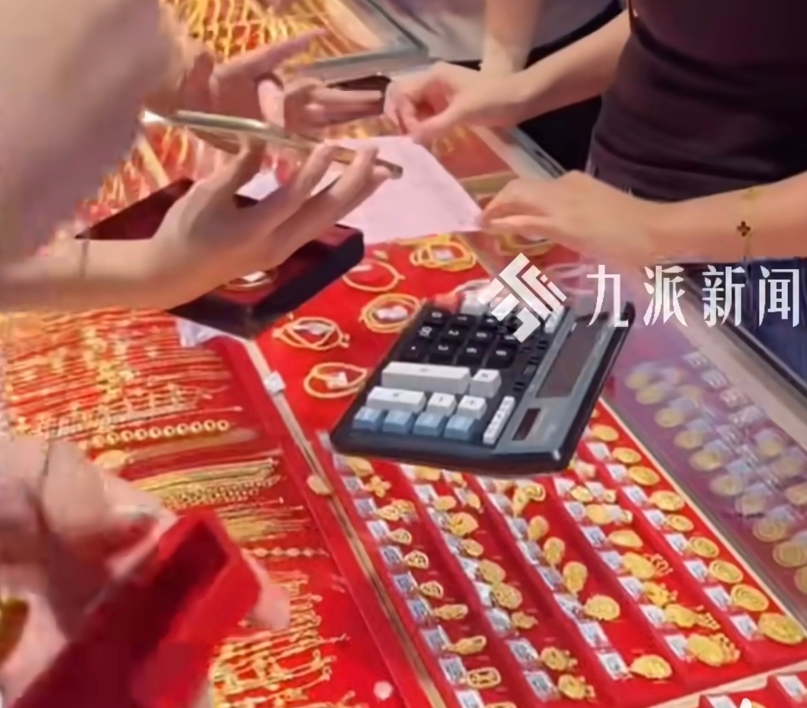 每月攒一颗小金饰00后女生发声那么问题来了，每月攒两颗金豆的女生为什么不发声？感