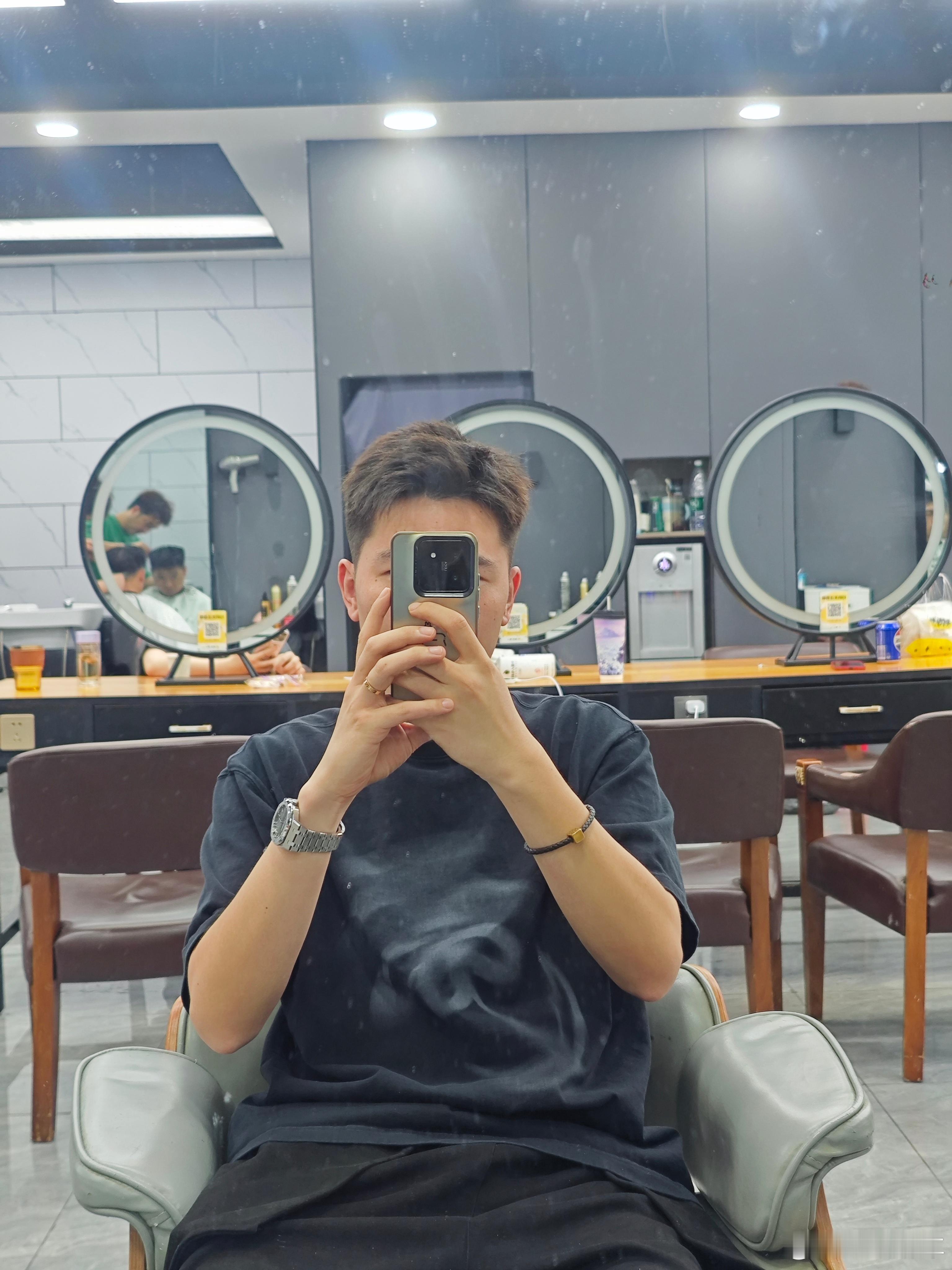 剪了个短发 清清爽爽 迎接8月到来 7月真的太难了太难了 一开局处理极氪001就