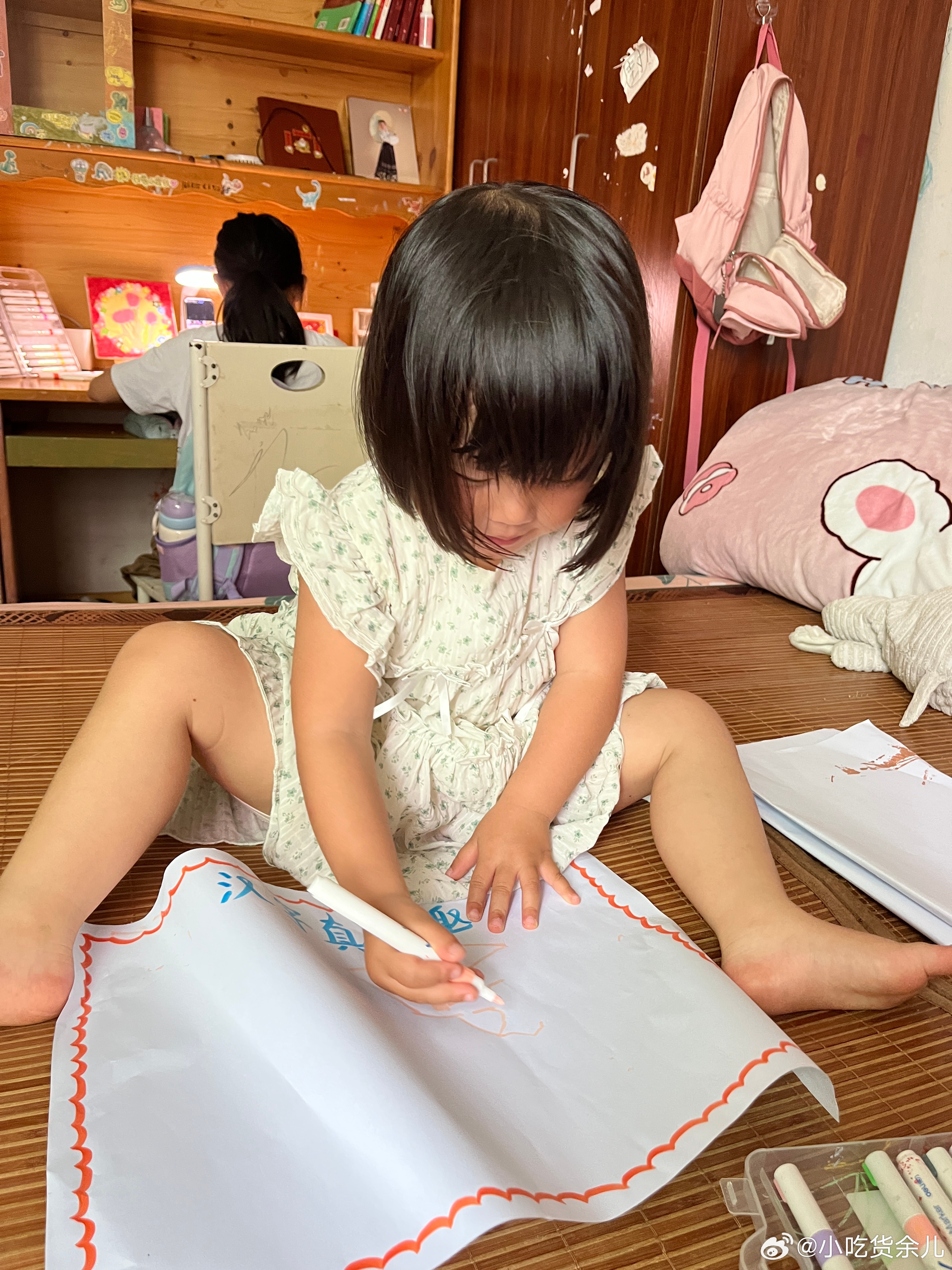 这个家伙不睡，说要和姐姐画画，比赛，要画个向日葵，也没看到画什么。阚清子想从11