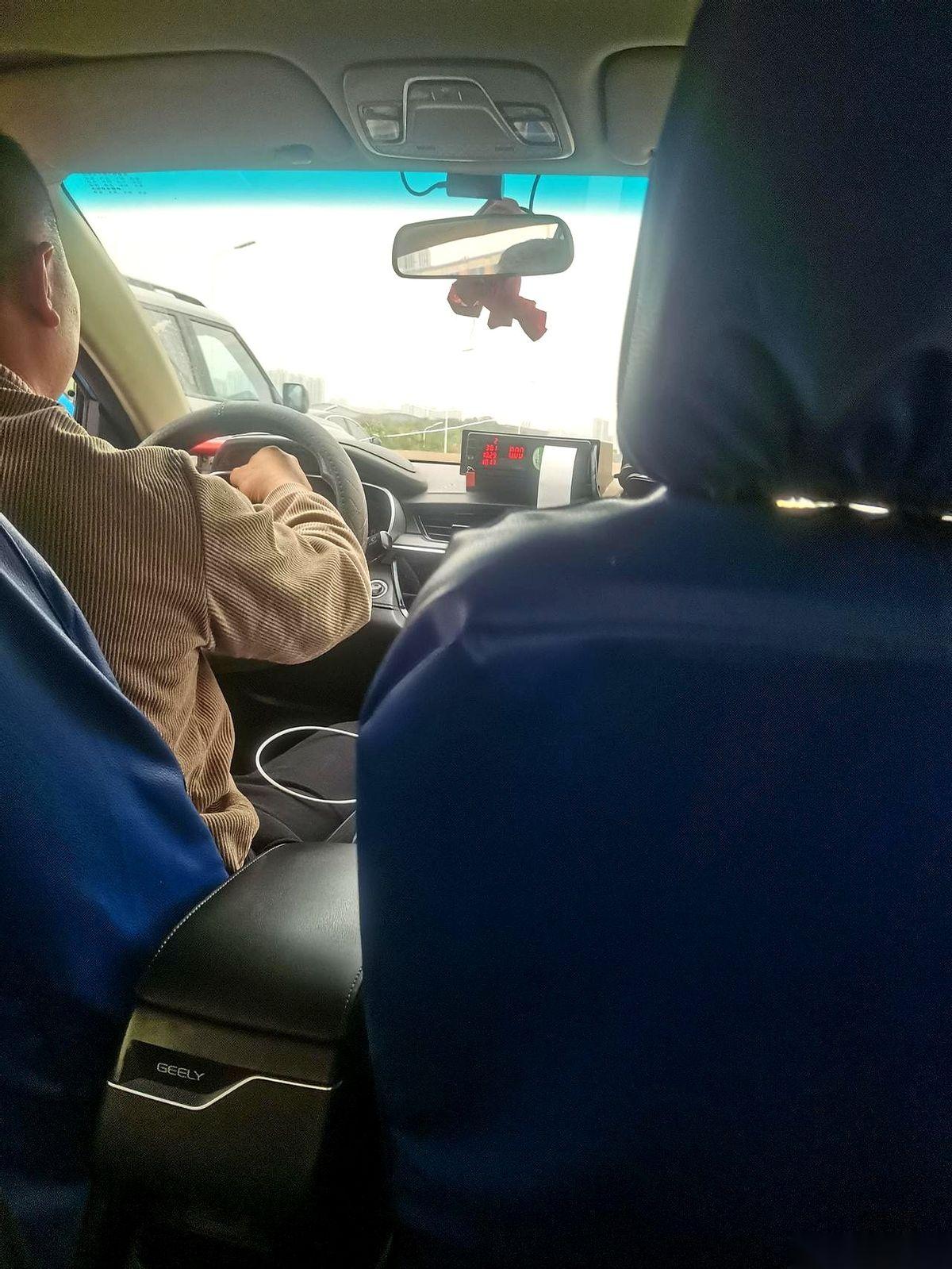 车刚停稳，司机师傅头也不回，冷冰冰一句：“先点付款。”
我直接给整不会了。
这是