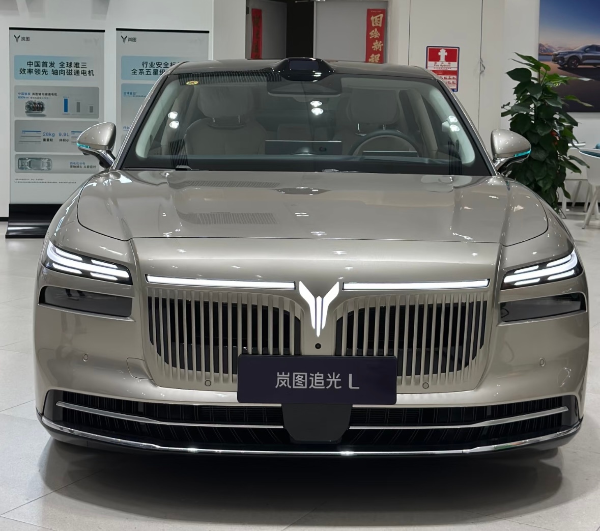这个淡金色的岚图追光L外观特别是车头好漂亮，内饰淡雅也很好看，设计非常成功。 ​