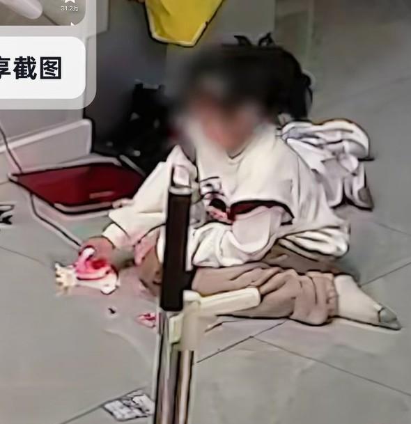 小孩在家玩拼豆游戏，熨斗突然冒火花，女孩眼疾手快拔掉电源线，
立马跑到了一边，