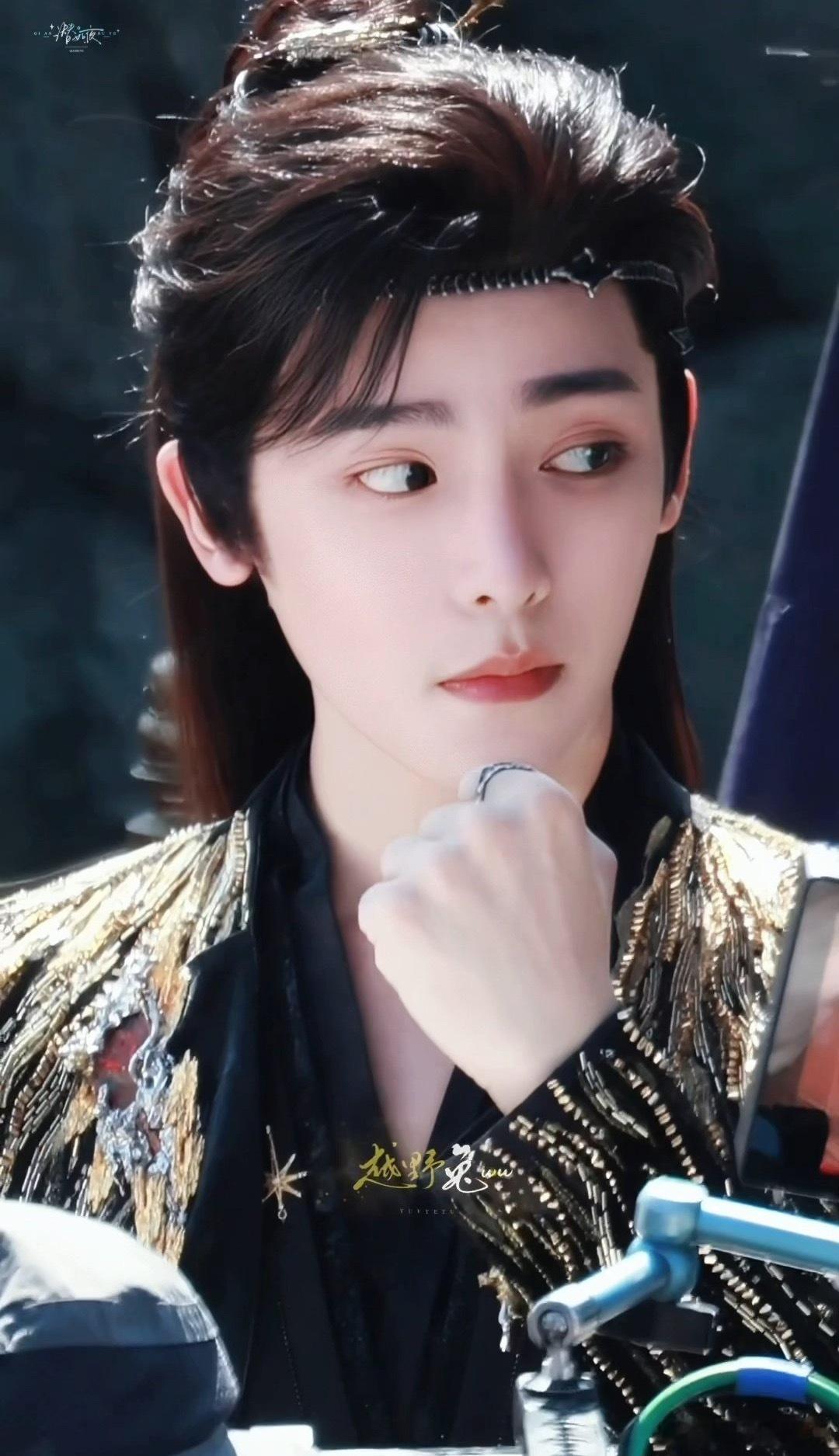 #侯明昊卢昱晓 她在闹他在笑# 不是我说…侯明昊纪伯宰现在的每一条路透都是在勾引