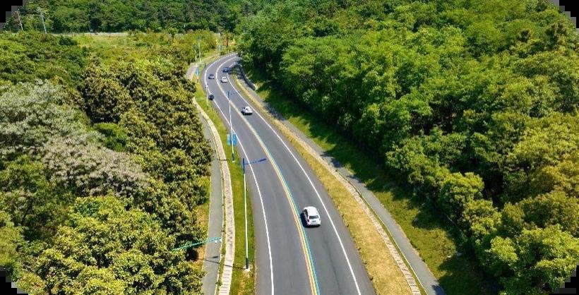 五一出行，高速上堵着6400万辆车，全都是去「亲近自然」的人。
山顶上，游客挤成